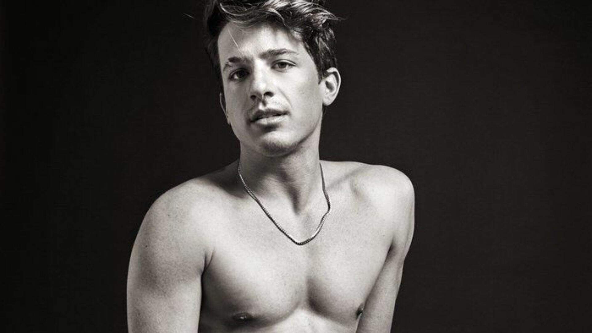 Charlie Puth causa polêmica ao revelar que compôs famoso hit durante momento bastante íntimo e deixa fãs incrédulos - Metropolitana FM
