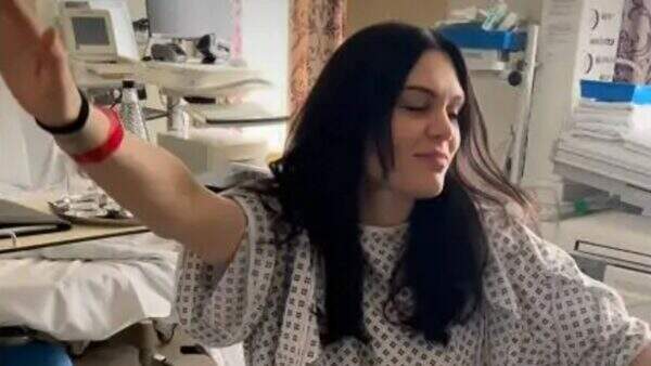 Jessie J publica vídeo descontraído em que aparece dançando até o chão antes do parto