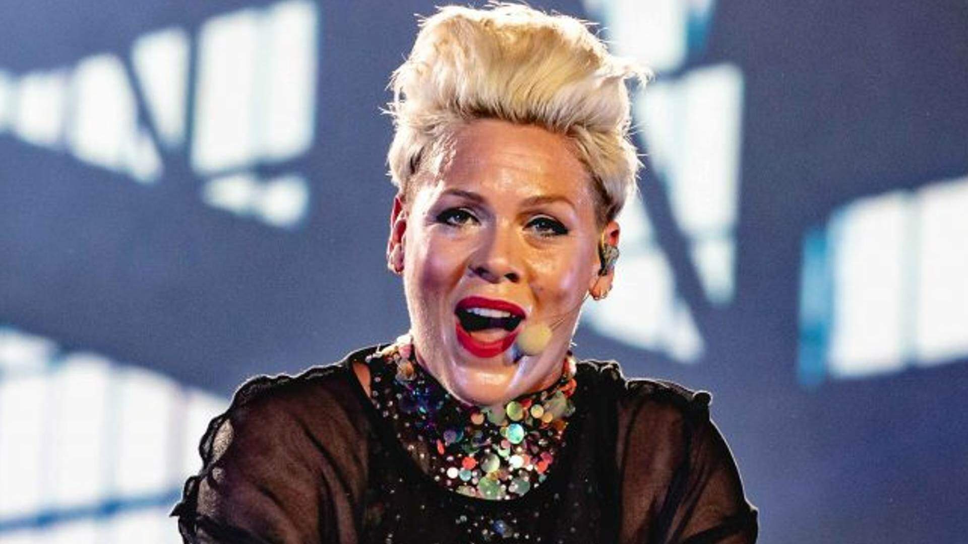 Como assim? P!nk é surpreendida ao ganhar “presente” pra lá de incomum de fã e reação da cantora viraliza - Metropolitana FM