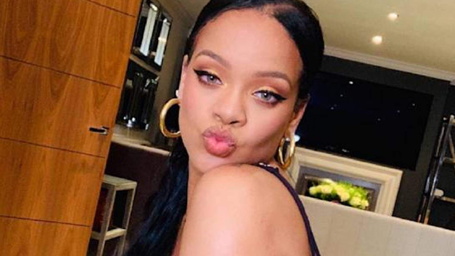 Rihanna debocha de conquista inédita da sua carreira musical e faz brincadeira sobre assunto polêmico