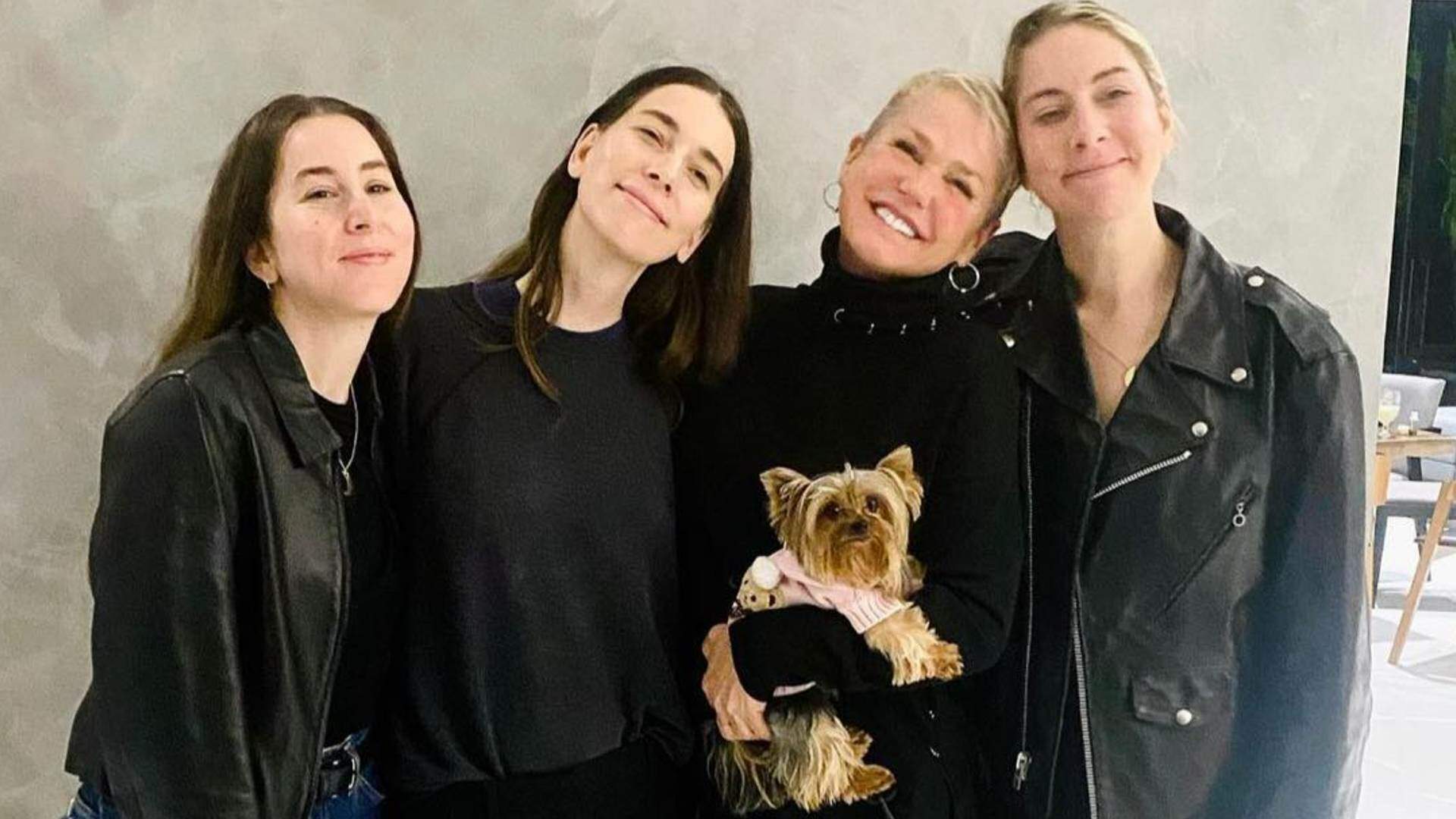 Xuxa encontra grupo Haim que a homenageou em festival musical no RJ após surpresa no palco - Metropolitana FM
