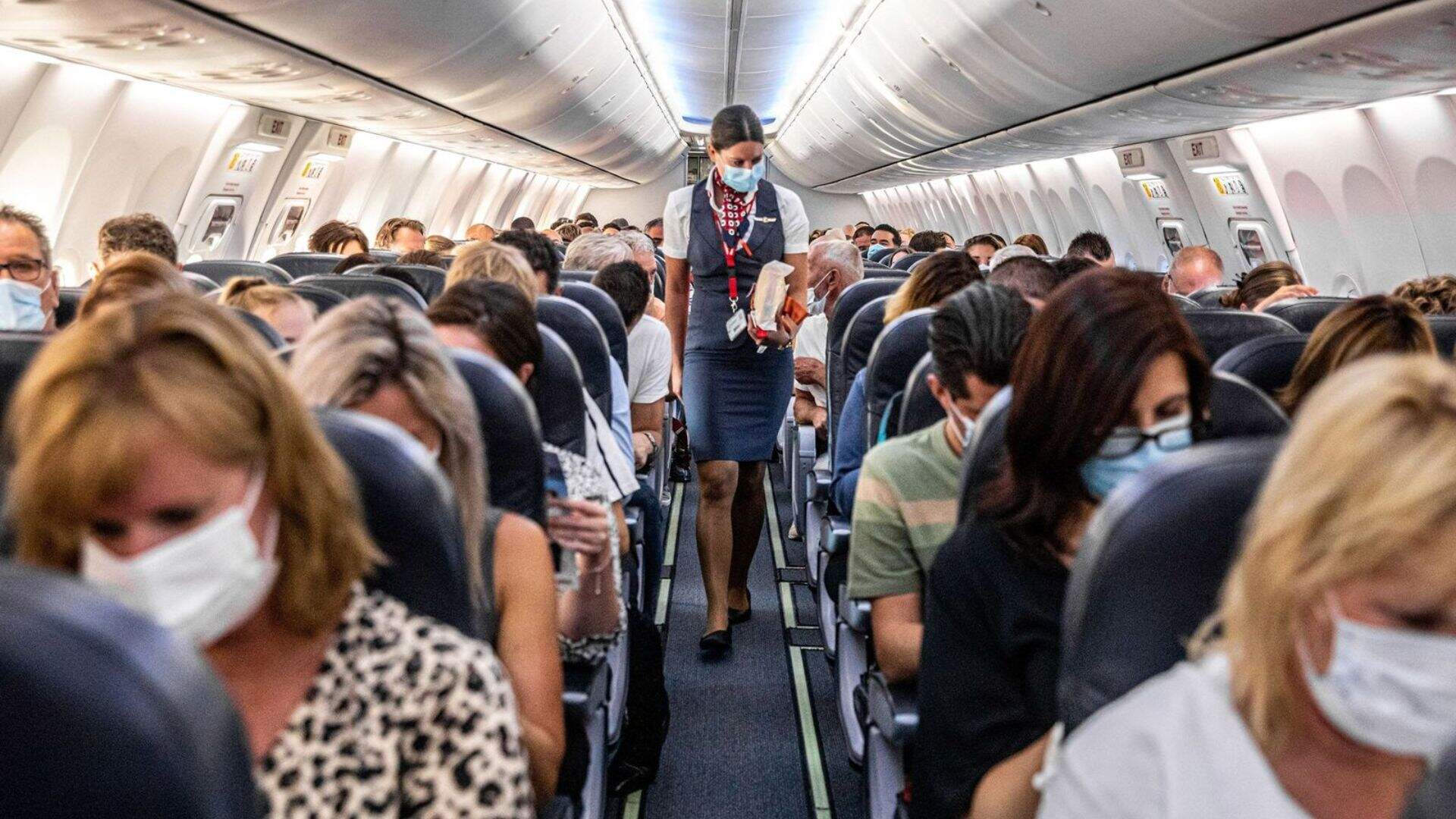 Barraco em avião! Passageiros encrenqueiros devem sofrer punições graves após mudança de lei - Metropolitana FM