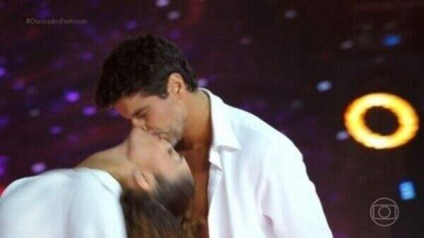 Após rumores de romance, Bruno Cabrerizo beija companheira da ‘Dança’ em público pela primeira vez