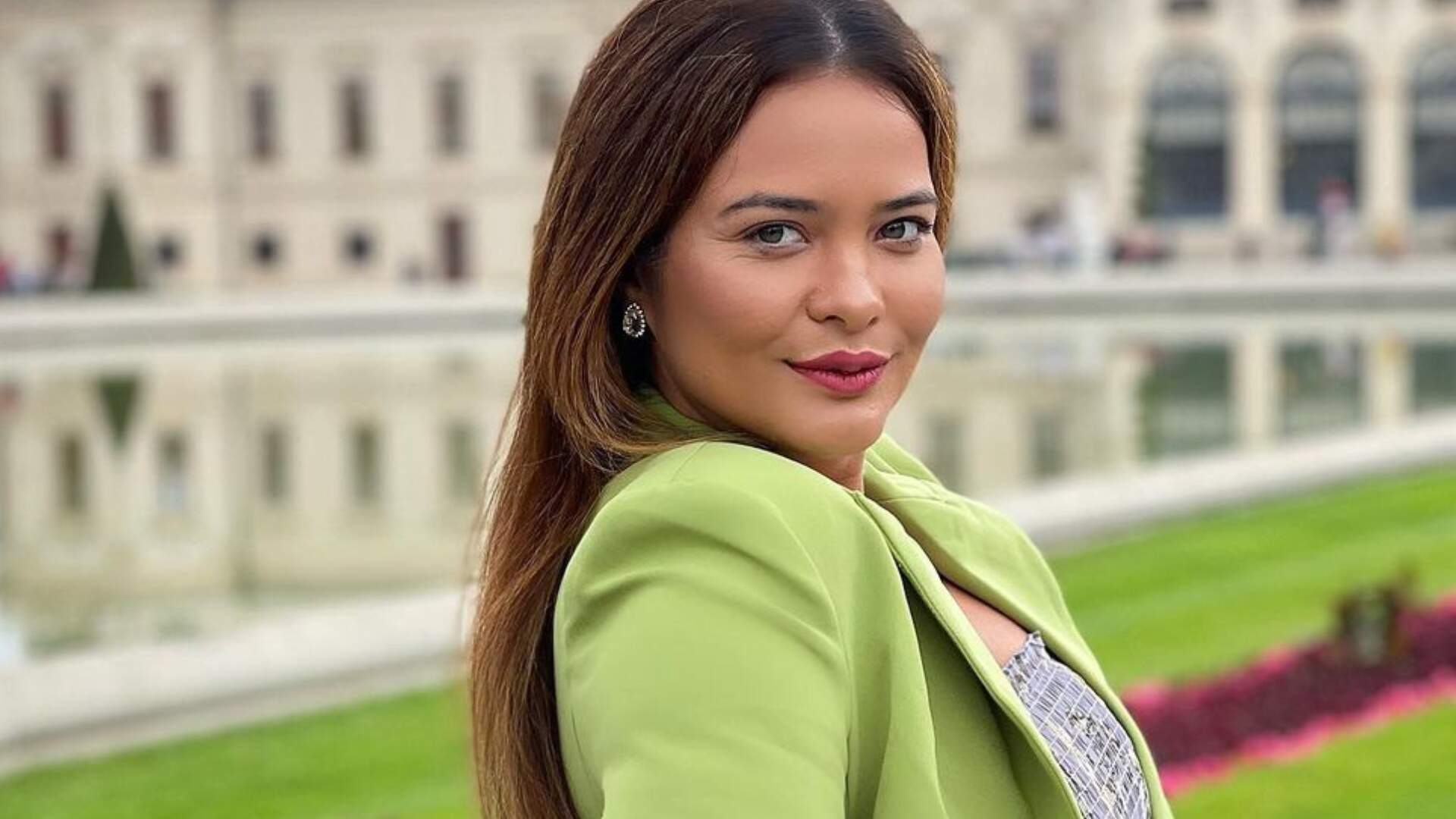 Causando na Itália: Geisy Arruda usa nova saia explodindo no bumbum e chama atenção na rua - Metropolitana FM