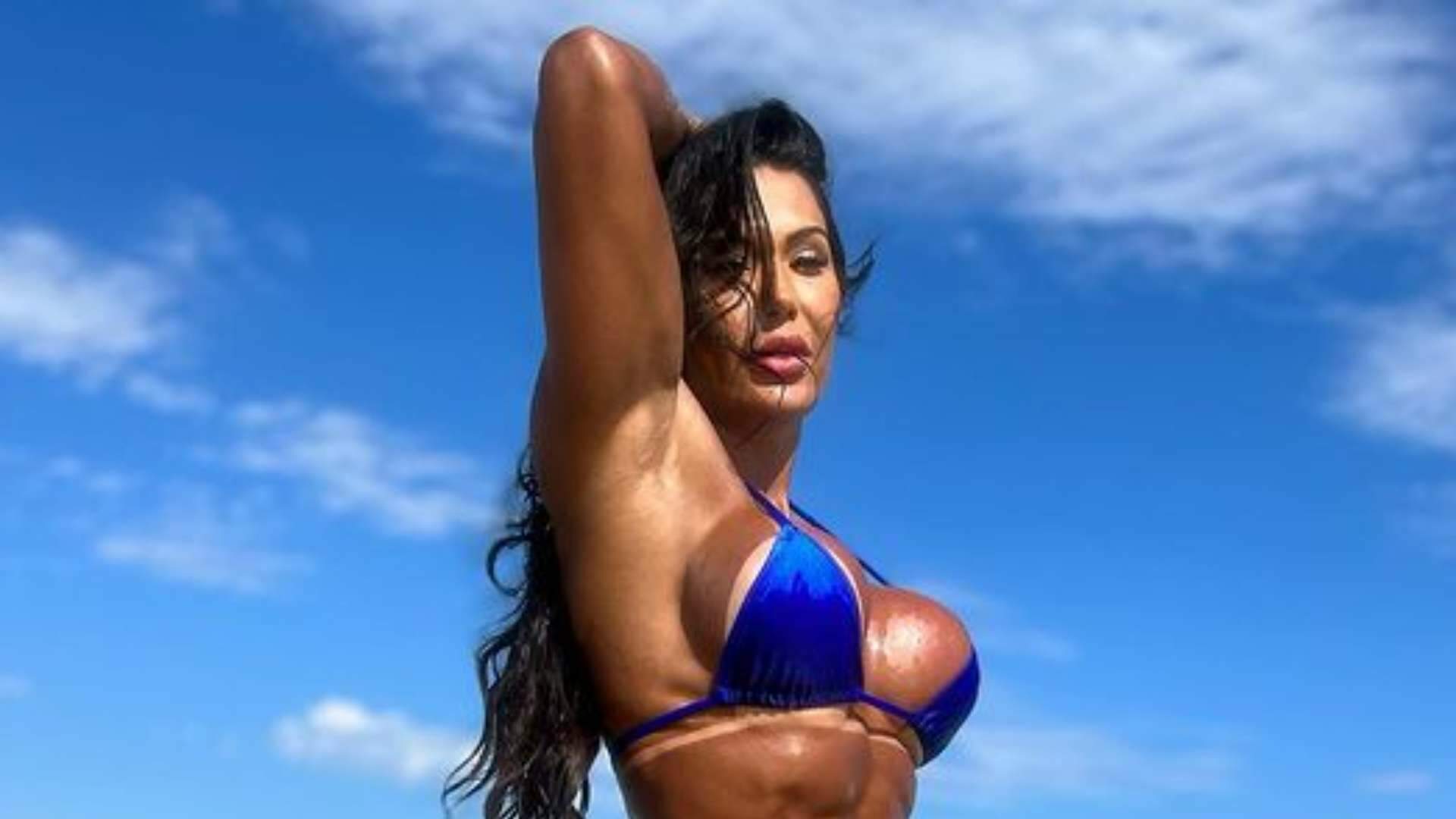 Em pose ousada, Gracyanne Barbosa surge alongando muito e marquinha íntima escapa do shorts - Metropolitana FM