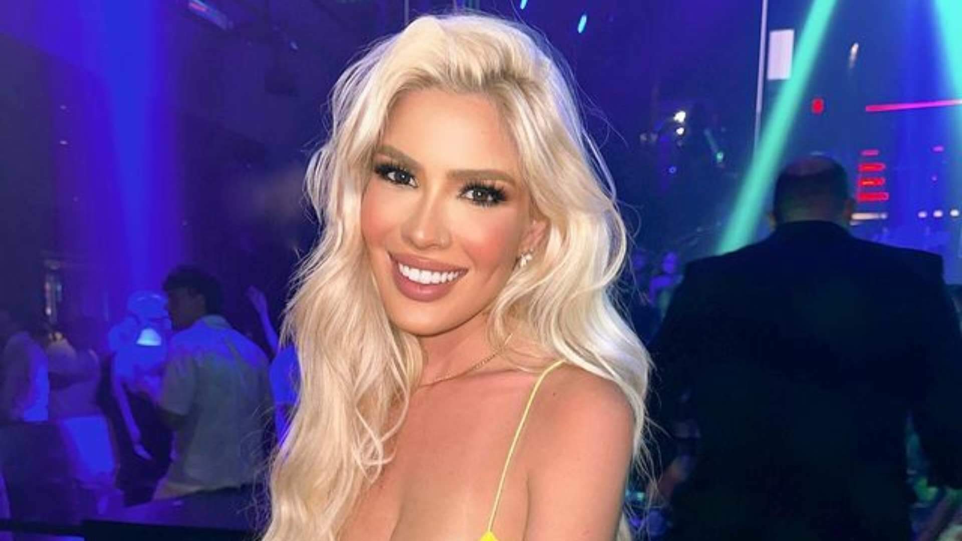 Aposto que você deu zoom! Brincando com o espelho, Karoline Lima empina o bumbum com seu menor fio-dental - Metropolitana FM
