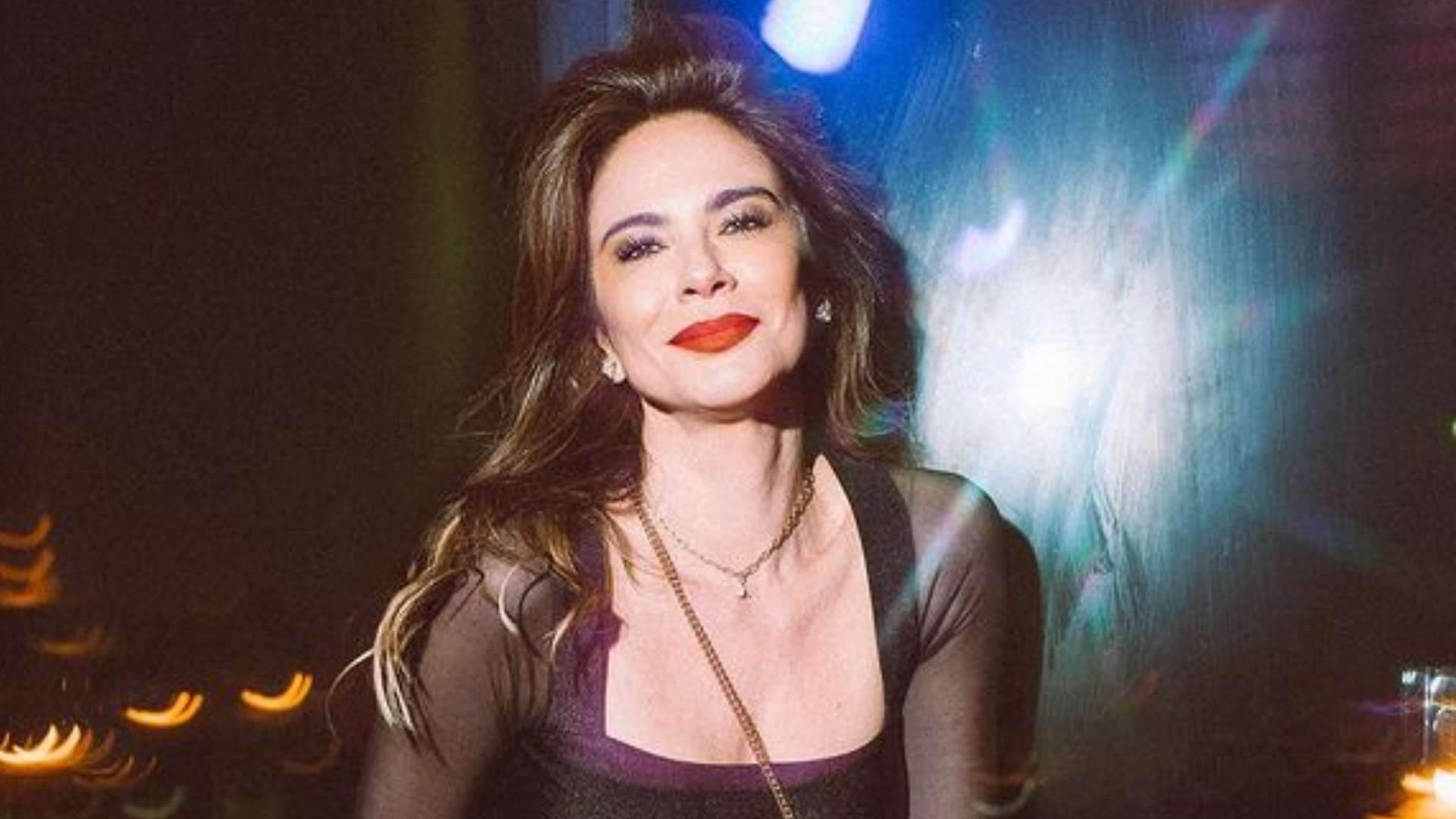 Sem limite na transparência: Luciana Gimenez deixa seios à mostra em look ousado e quase é banida do Instagram