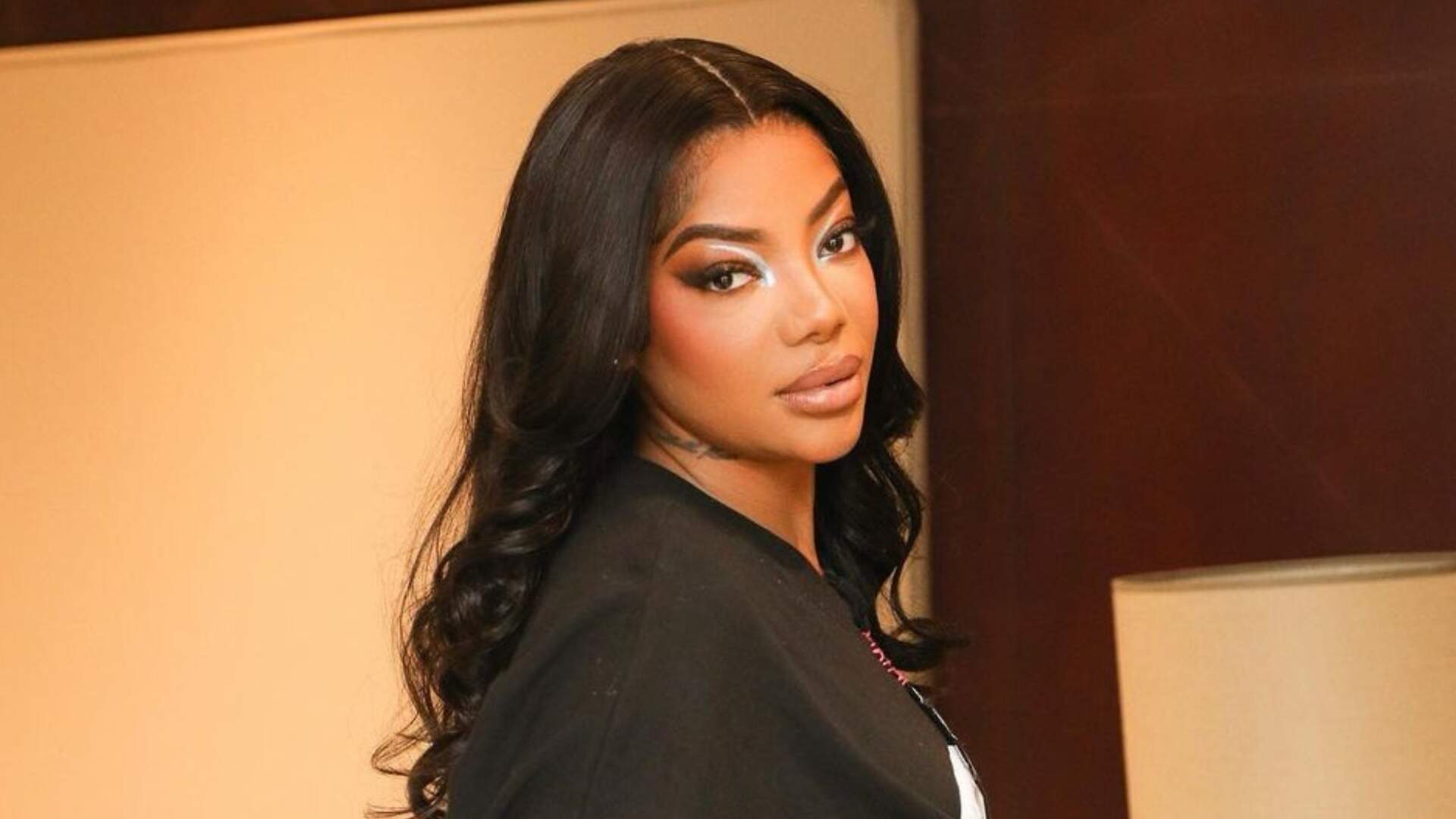 Ludmilla exibe corpão sarado ao posar com seu look mais confortável no quarto e coleciona elogios - Metropolitana FM