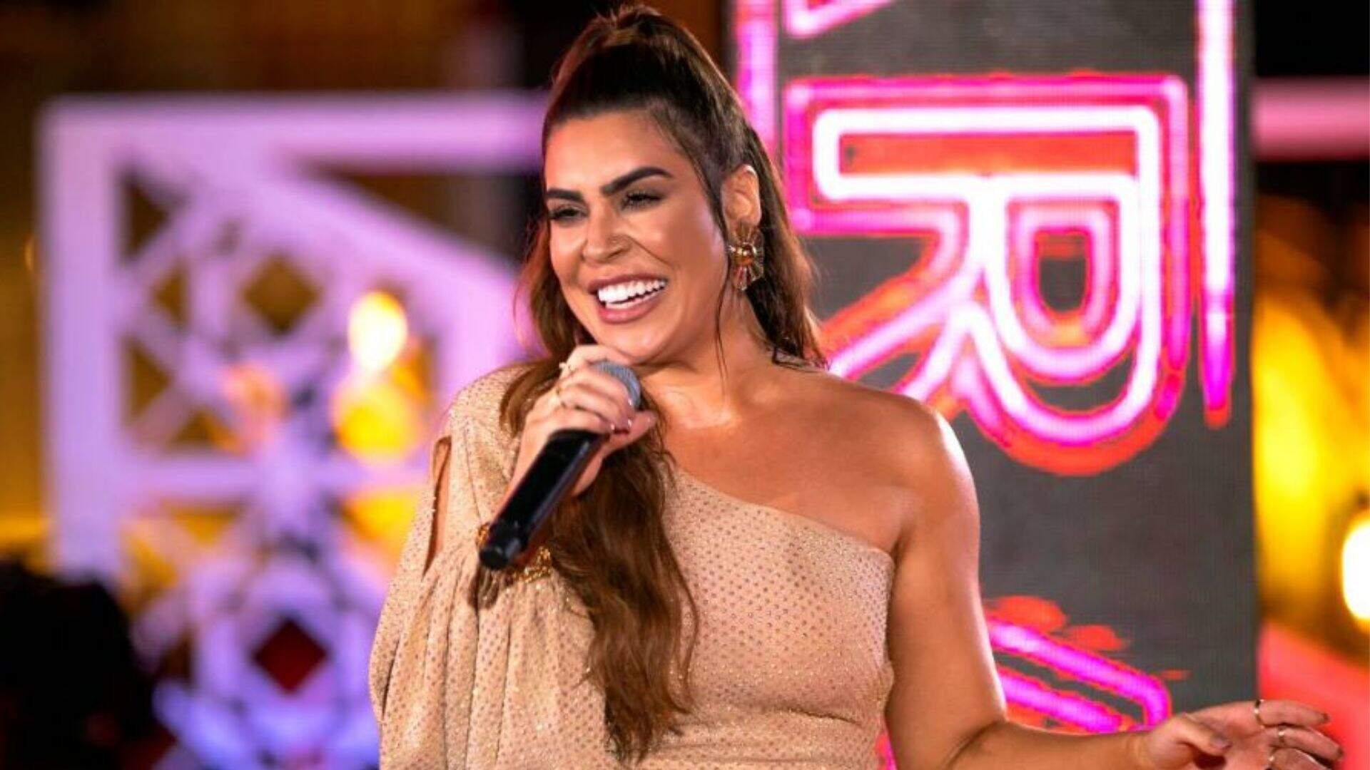 Irritou! Após atitude perigosa de fã, Naiara Azevedo pausa show e dá bronca surpreendente - Metropolitana FM