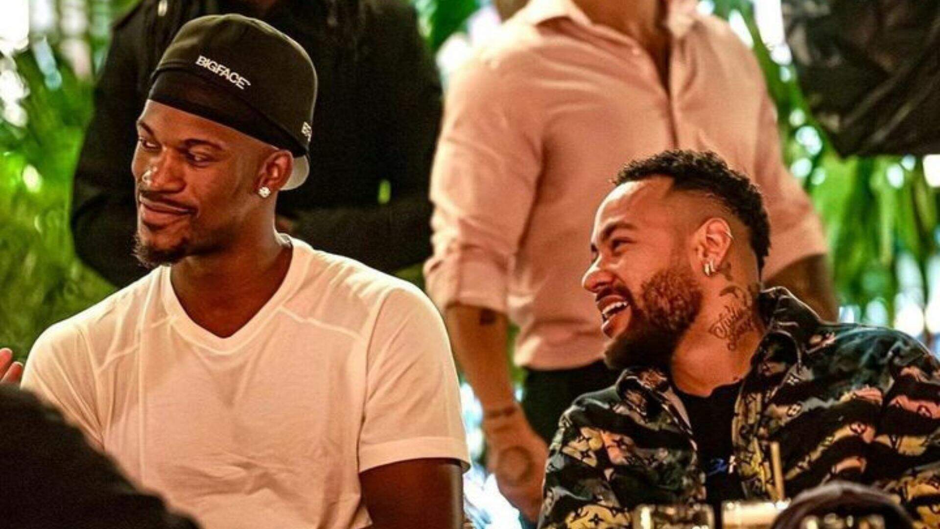 Em Miami, Neymar posa com astro da NBA, suposto affair de Shakira