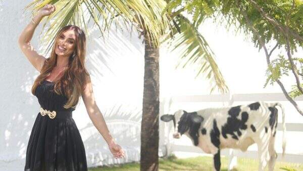 Nicole Bahls dá nome de atriz Global para sua vaca e artista tem reação inusitada