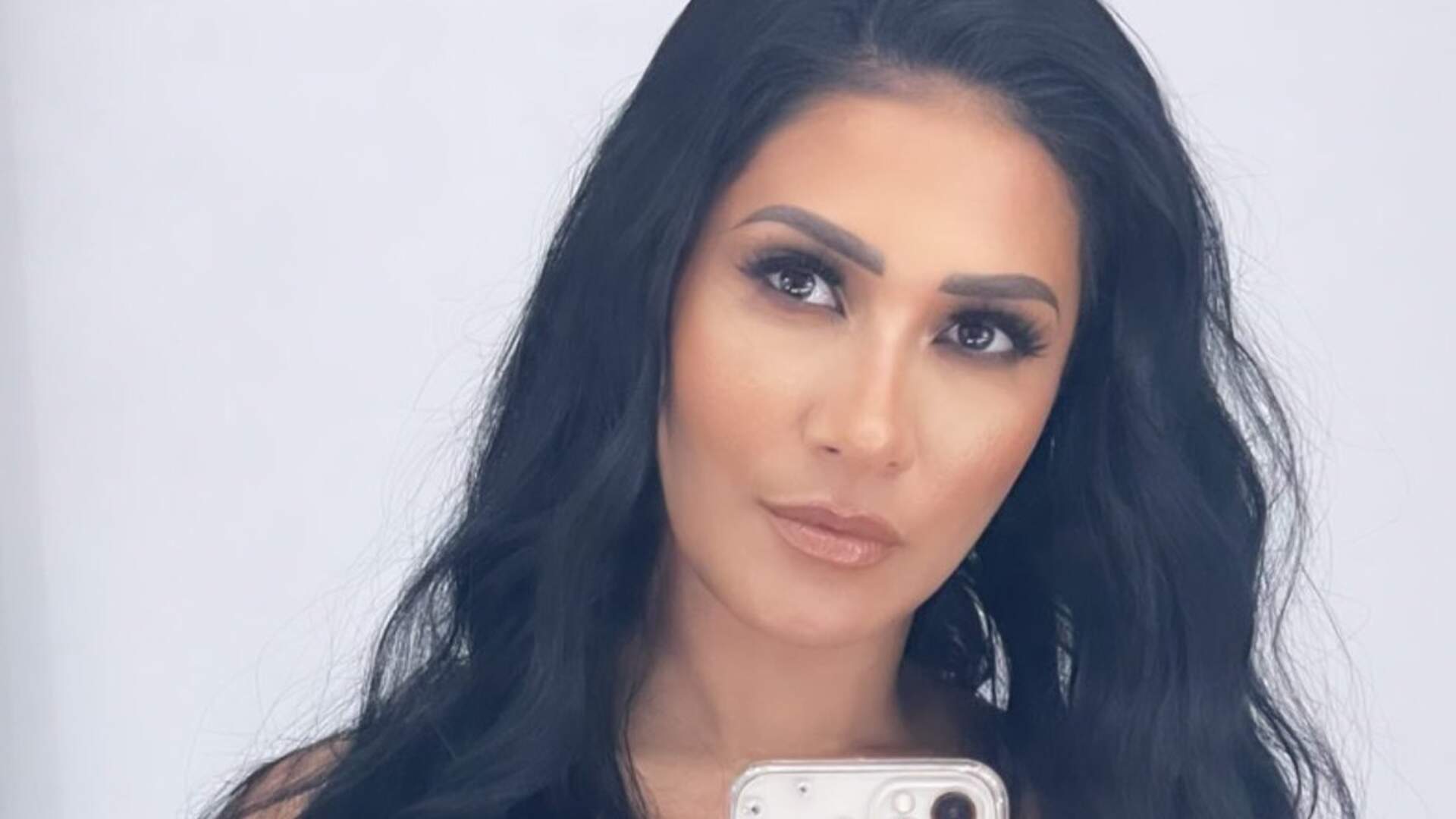 Simaria começa o dia posando sem roupa na cama e quase deixa lençol cair: “Vou fazer acontecer” - Metropolitana FM