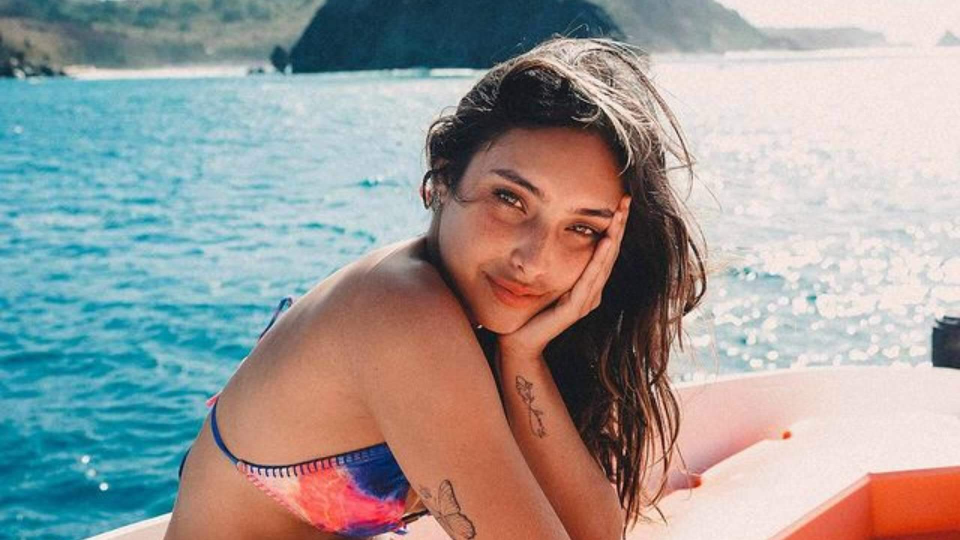 Vanessa Lopes escolhe biquíni minimalista para curtir dia de praia e deixa escapar tatuagens íntimas