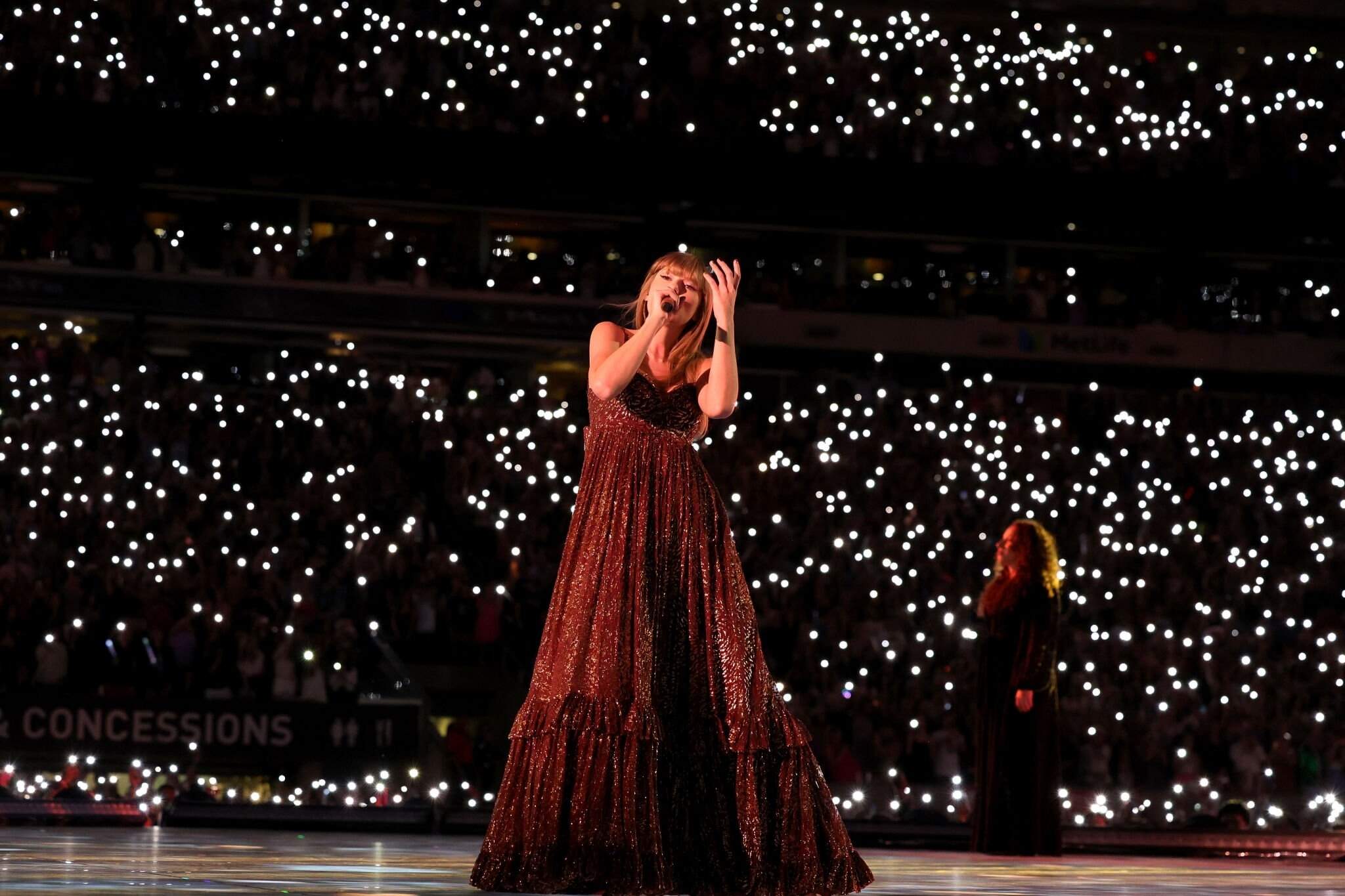 Taylor Swift usa vestido Etro para o set Evermore na The Eras Tour (Foto: Reprodução/Getty Images)