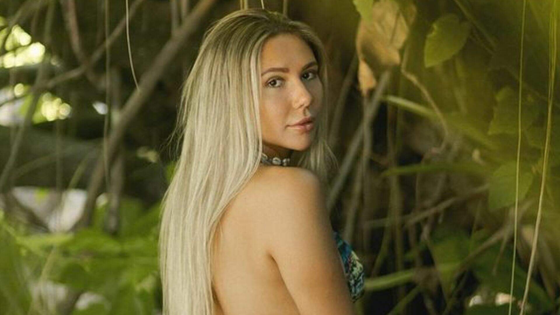 Carol Portallupi sobe em barco com fio-dental subindo no bumbum dá empinada máxima em barco - Metropolitana FM