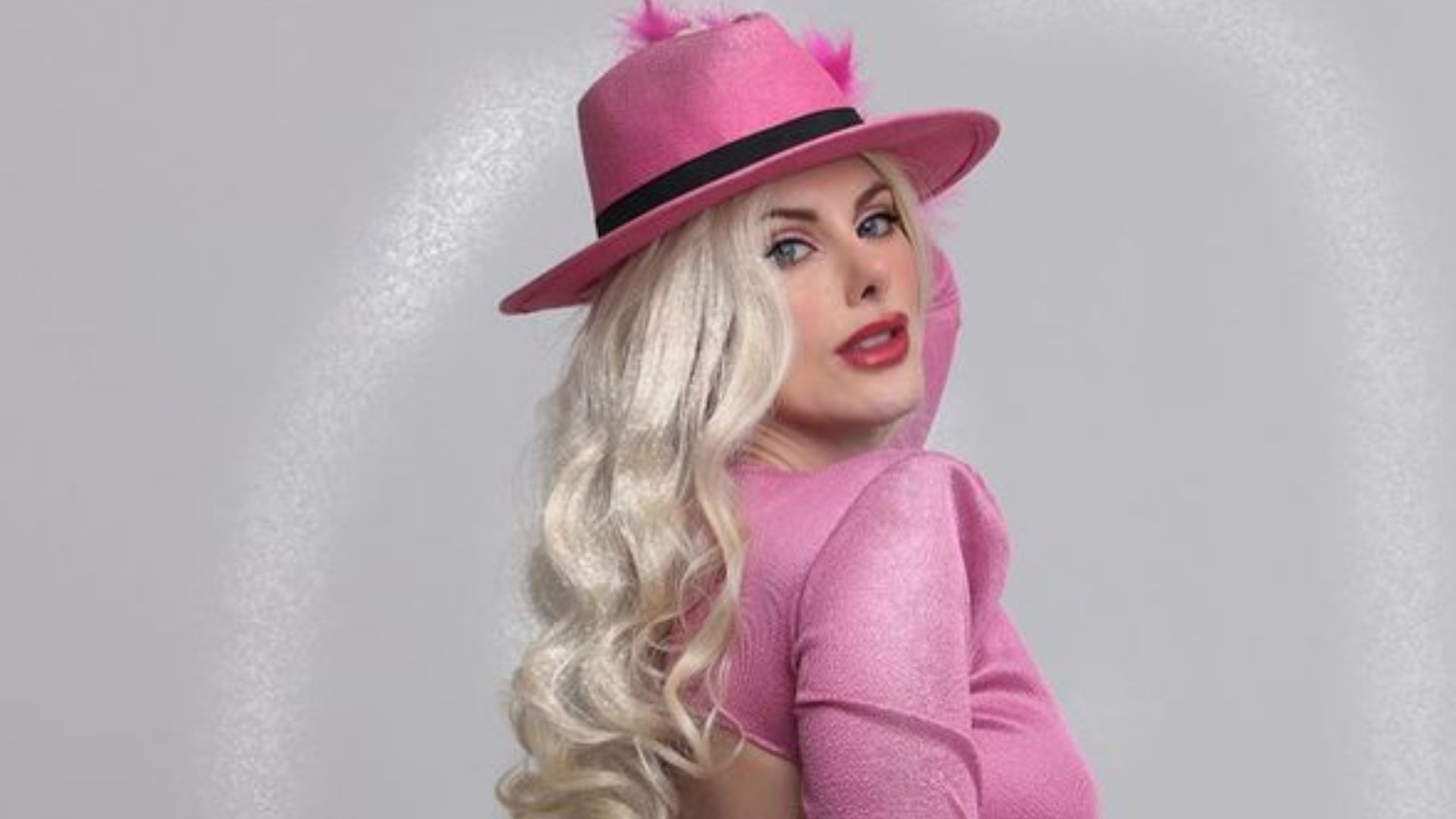A Barbie do bumbum GG chegou: Deborah Albuquerque faz ensaio de rosa e é comparada com Mulher Melão