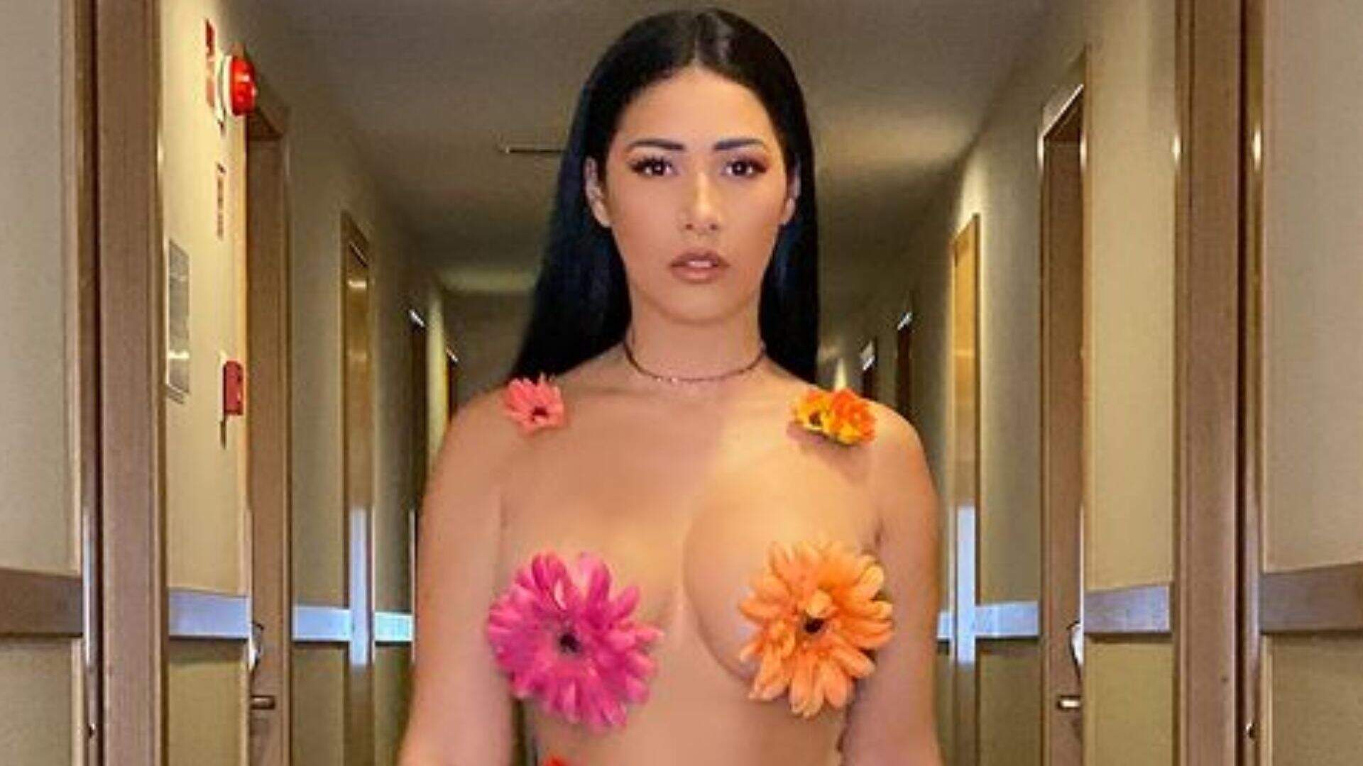 De calcinha no quarto, Simaria grava vídeo pro TikTok e provoca com lingerie  invisível após o