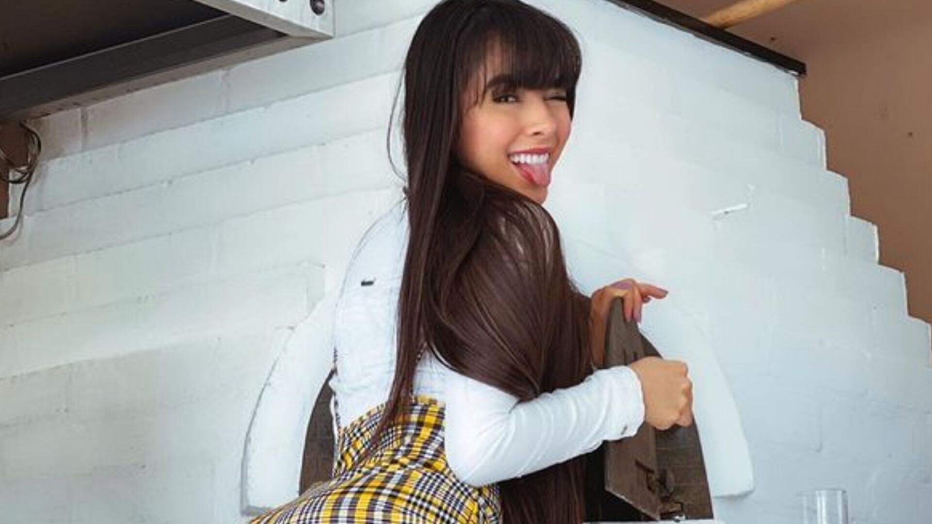 Após mostrar várias tabacas ao mesmo tempo, Juliana Caetano agacha de calcinha fio-dental no banheiro - Metropolitana FM