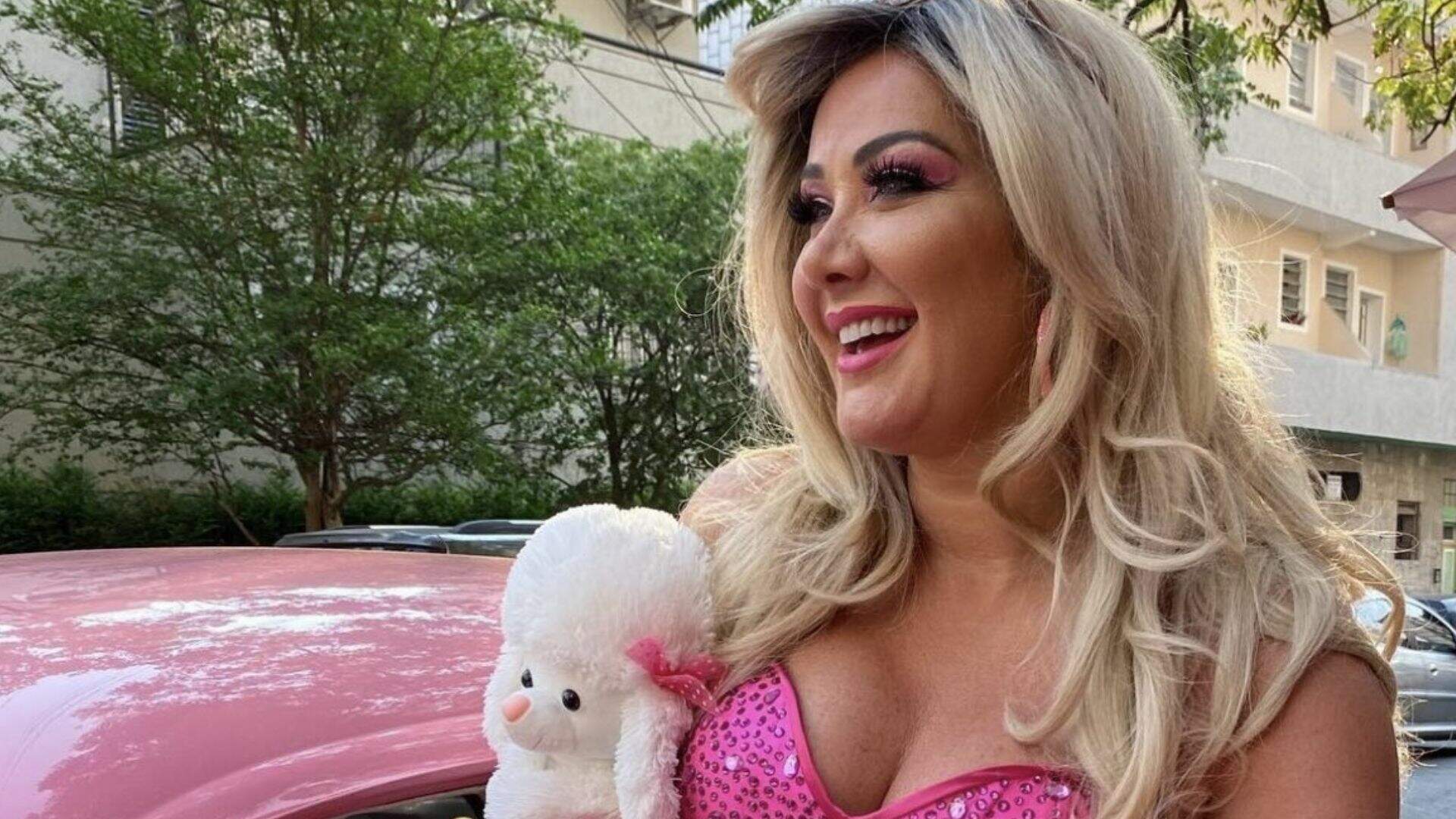 Com silicone quase saindo do decote, Helen Ganzarolli se veste de Barbie ‘sexy’ em vídeo no Instagram - Metropolitana FM