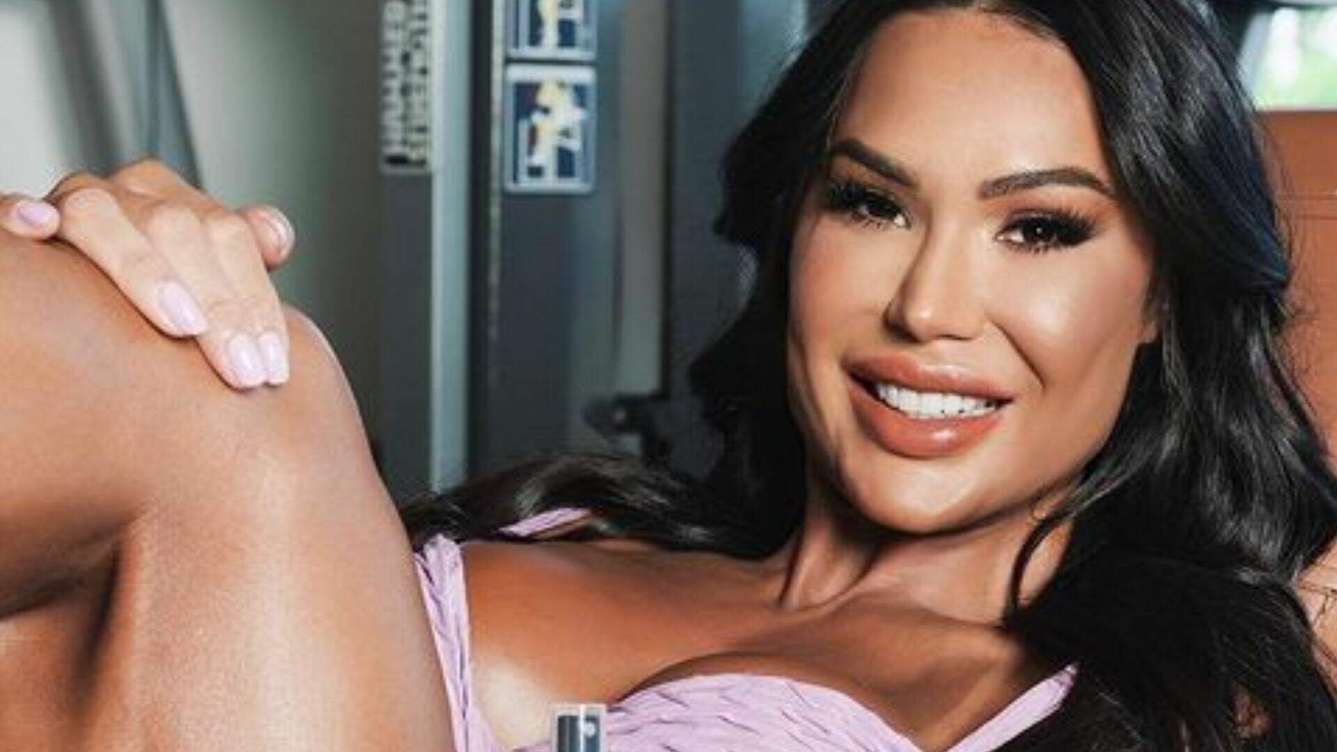 De lingerie, Gracyanne Barbosa afasta as pernas e se filma passando creme em local inusitado: “Postei mesmo” - Metropolitana FM