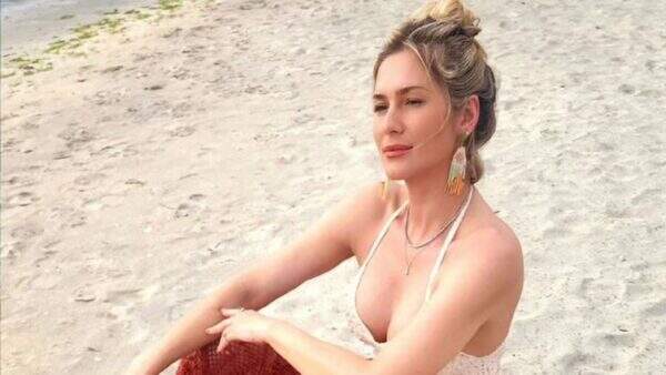 Na praia, Lívia Andrade esquece de decote generoso, tira foto de cima e quase deixa o ‘rosinha’ aparecer