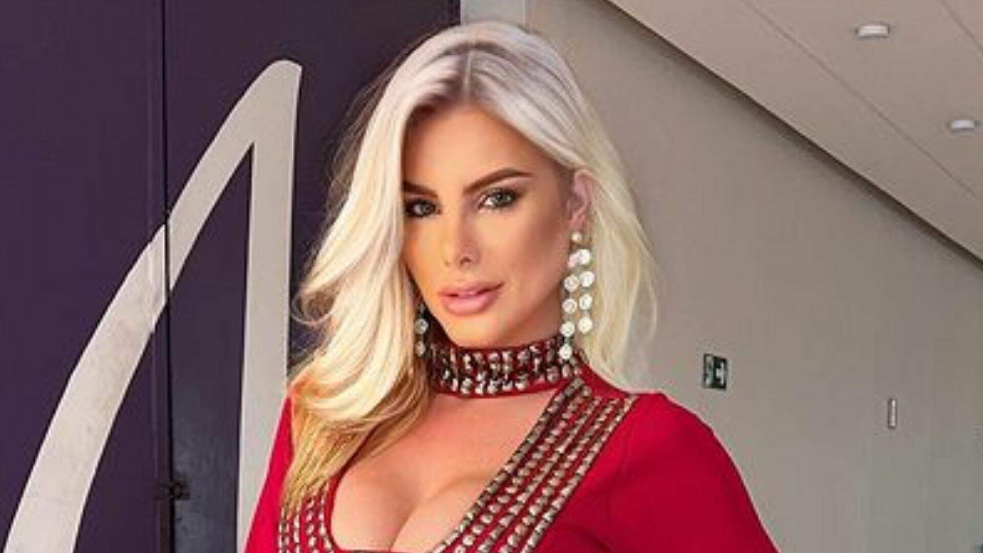 Deborah Albuquerque mostra vestido ‘a vácuo’ e seios quase pulam do decote generoso: “Que volumão” - Metropolitana FM