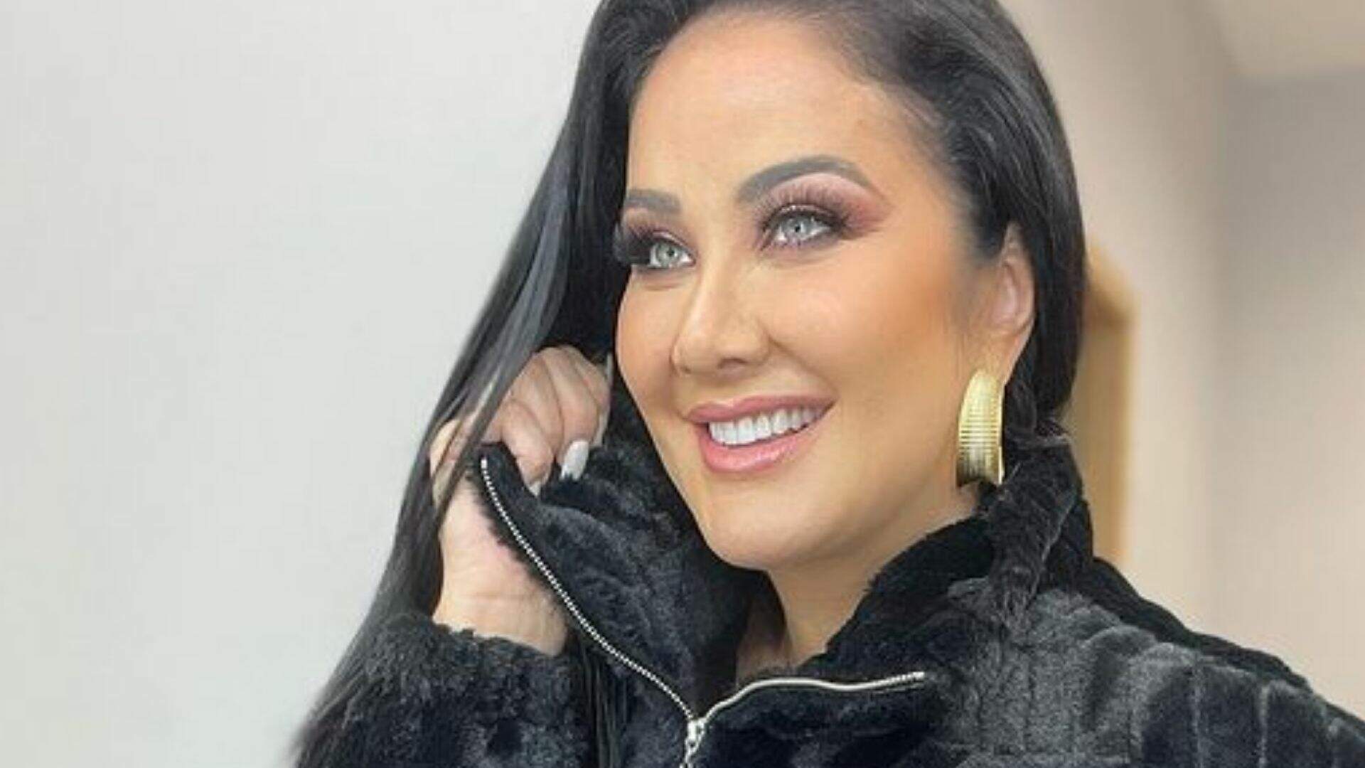 Helen Ganzarolli coloca saia minúscula revelando coxa turbinada e resolve abrir o decote com as mãos - Metropolitana FM