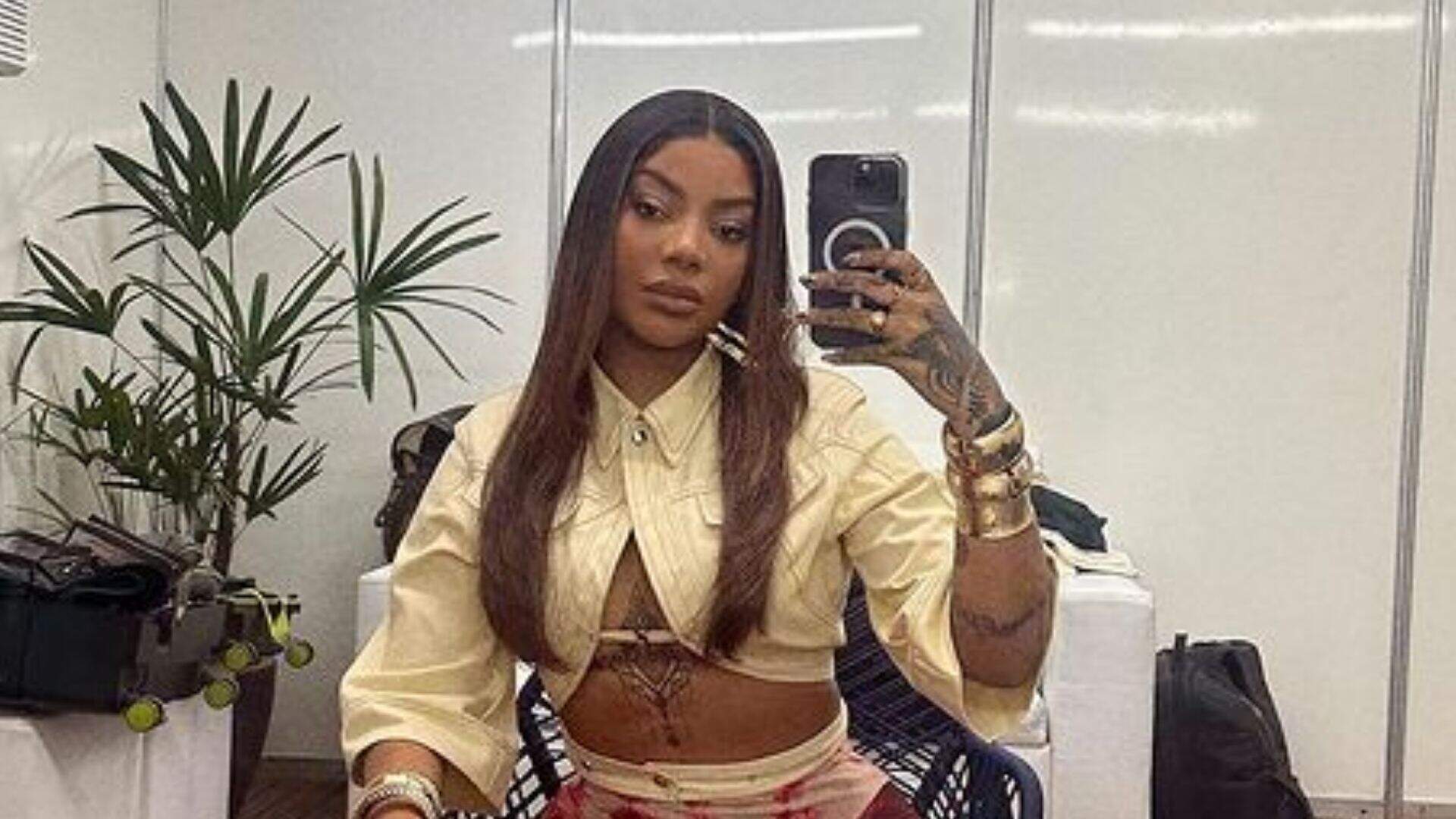 De costas, Ludmilla tira foto no espelho e mostra como calça contorna bumbum na nuca: “Gigante” - Metropolitana FM