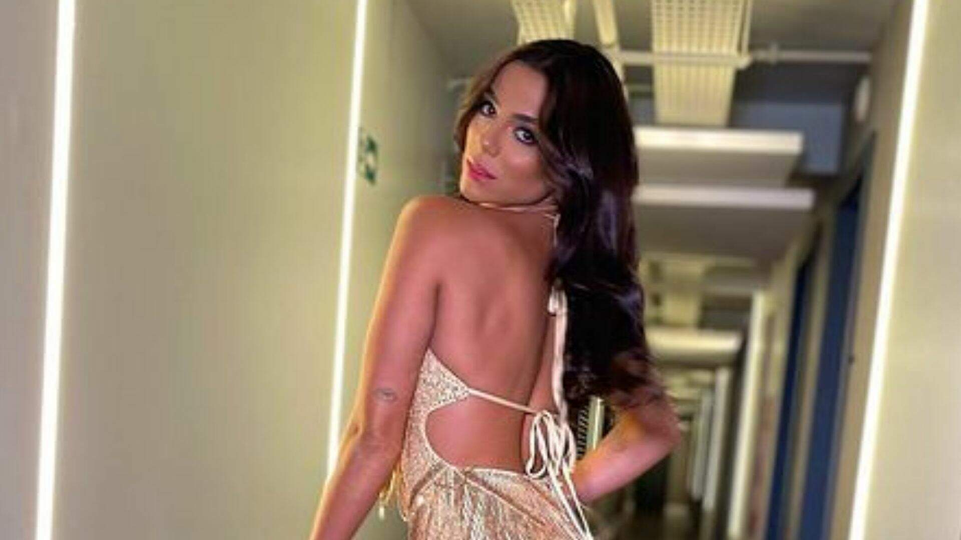 Deitada no chão do banheiro, Key Alves tira a roupa e exibe calcinha minúscula e quase transparente - Metropolitana FM