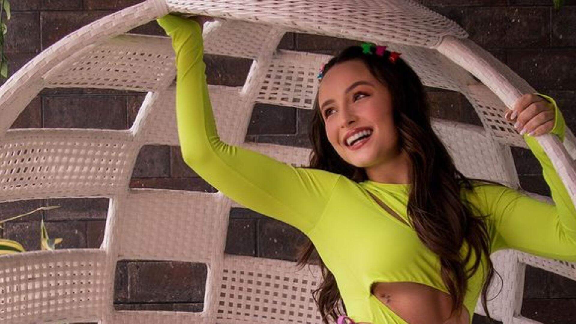 Larissa Manoela sobe em balanço, empinada revela coxas grossas e bumbum turbinadíssimo - Metropolitana FM