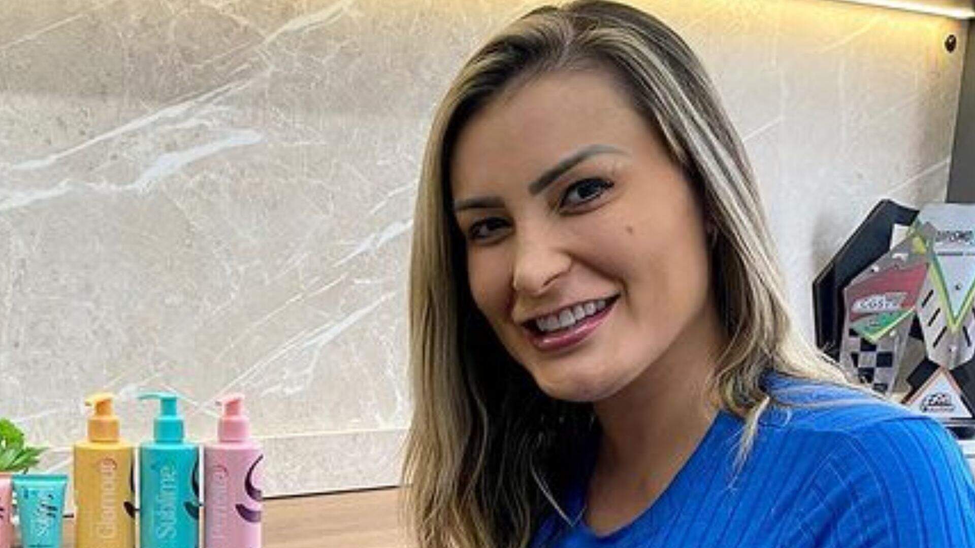 Andressa Urach mostra como mexe no celular deitada e coloca volume do bumbum ‘esparramado’ na cama - Metropolitana FM