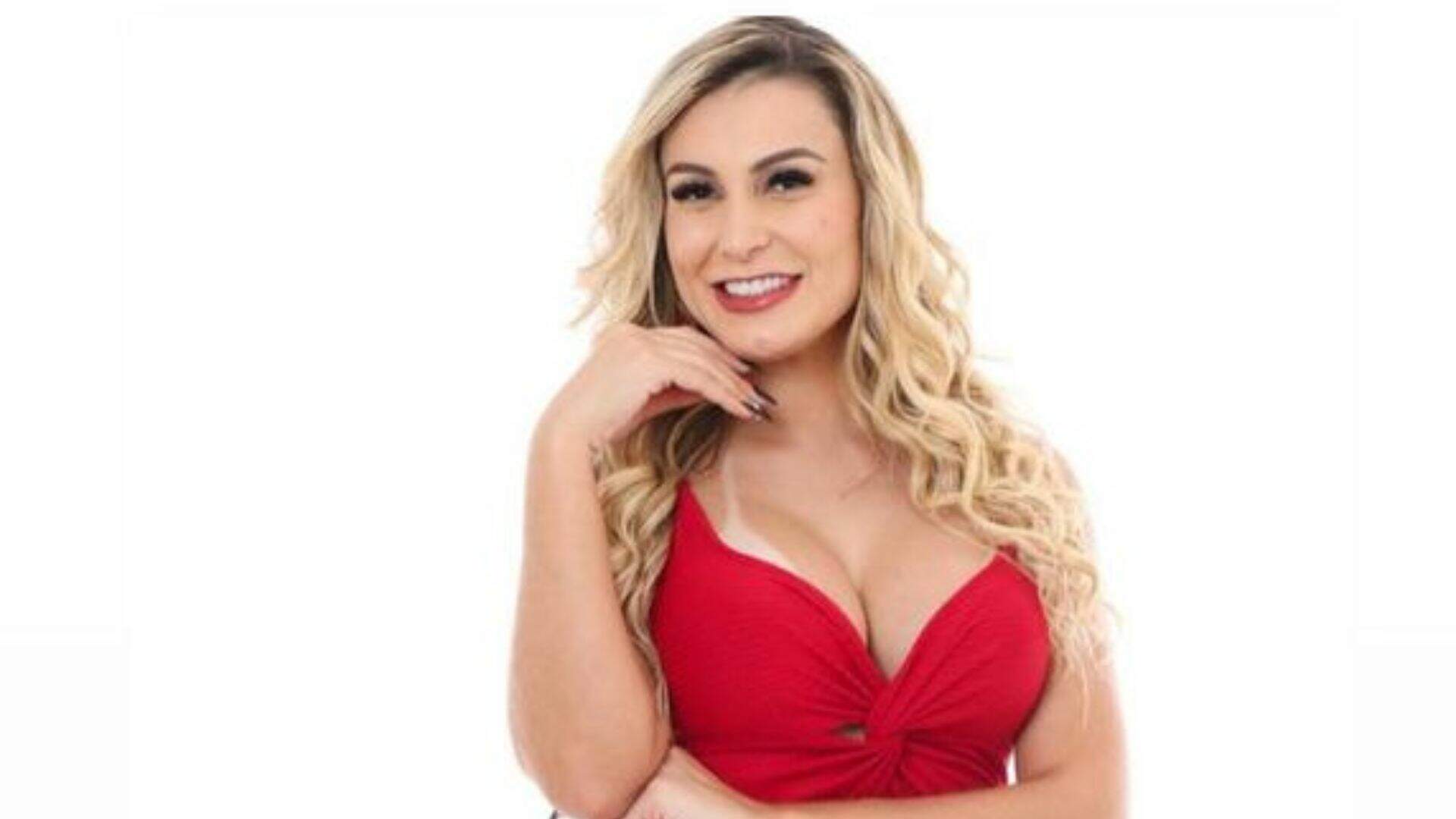 Andressa Urach pede perguntas aos fãs mostrando sem filtros o volume dos seios bronzeados - Metropolitana FM