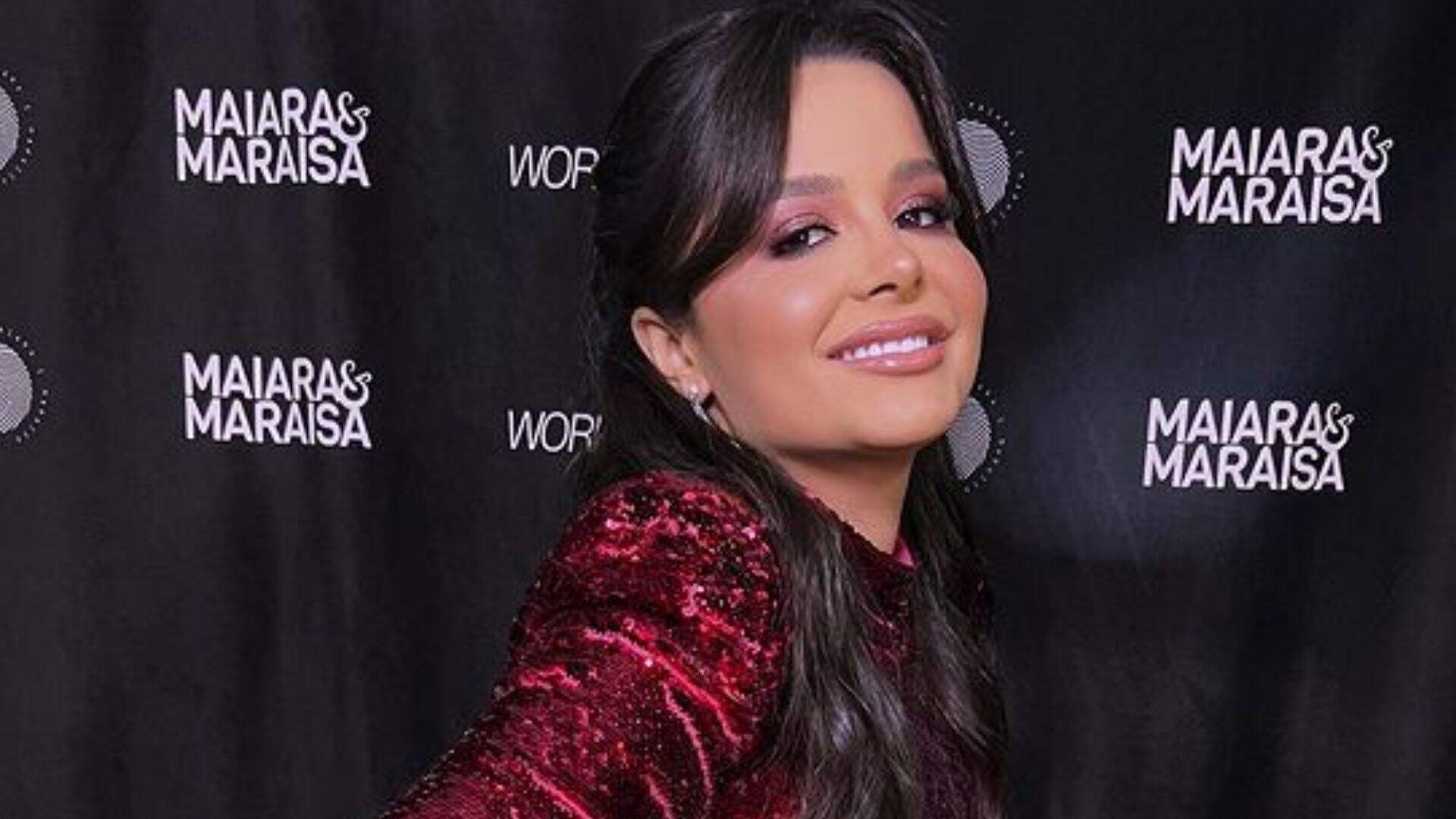 Maraisa empina o bumbum em vestido colado atrás do palco para mostrar como volume triplica - Metropolitana FM