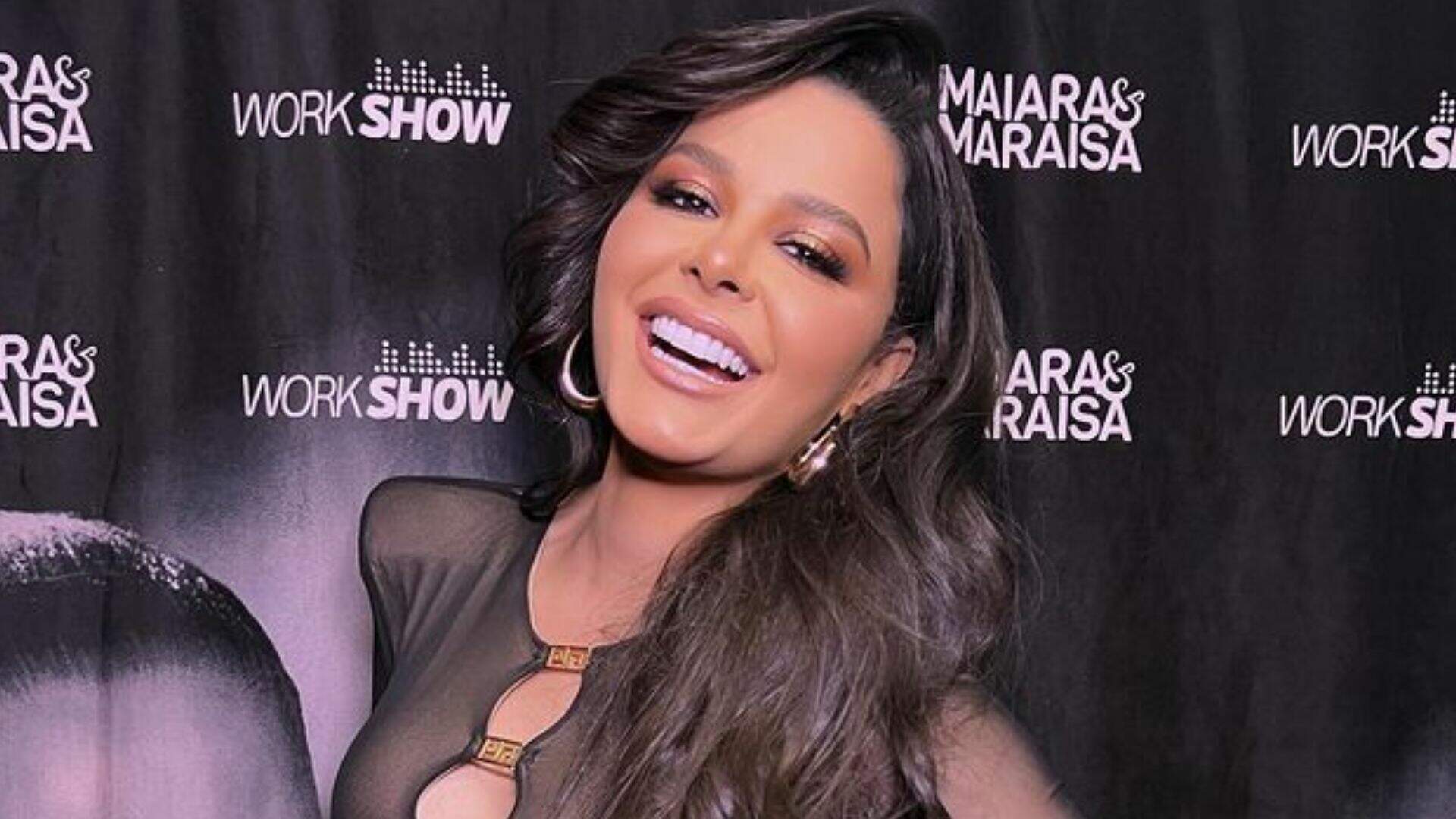 Maraisa exibe decote até o umbigo e deixa parte dos seios dar uma leve escapadinha nos bastidores: “Volumão” - Metropolitana FM