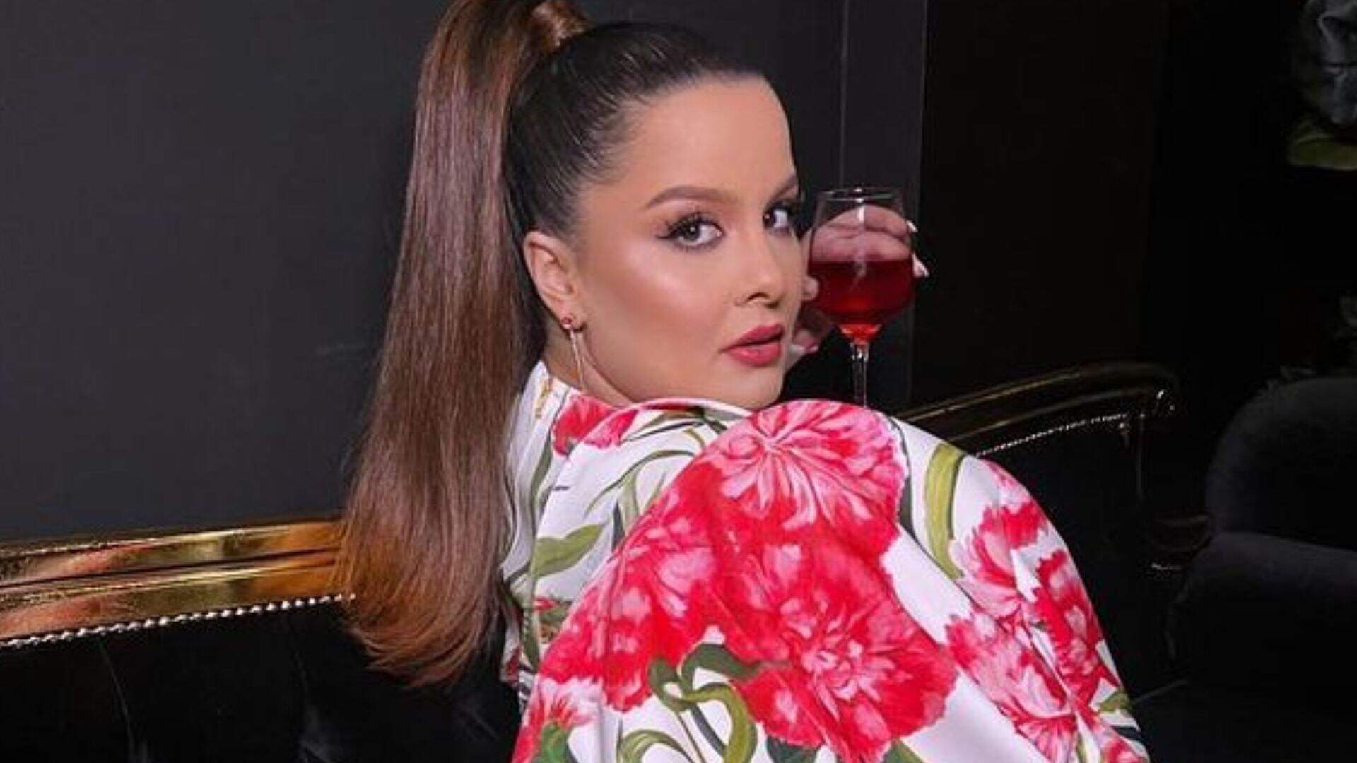 Maiara deita em sofá com saia minúscula e levanta o bumbum triplicado para foto: “Isso ninguém vê nos shows” - Metropolitana FM