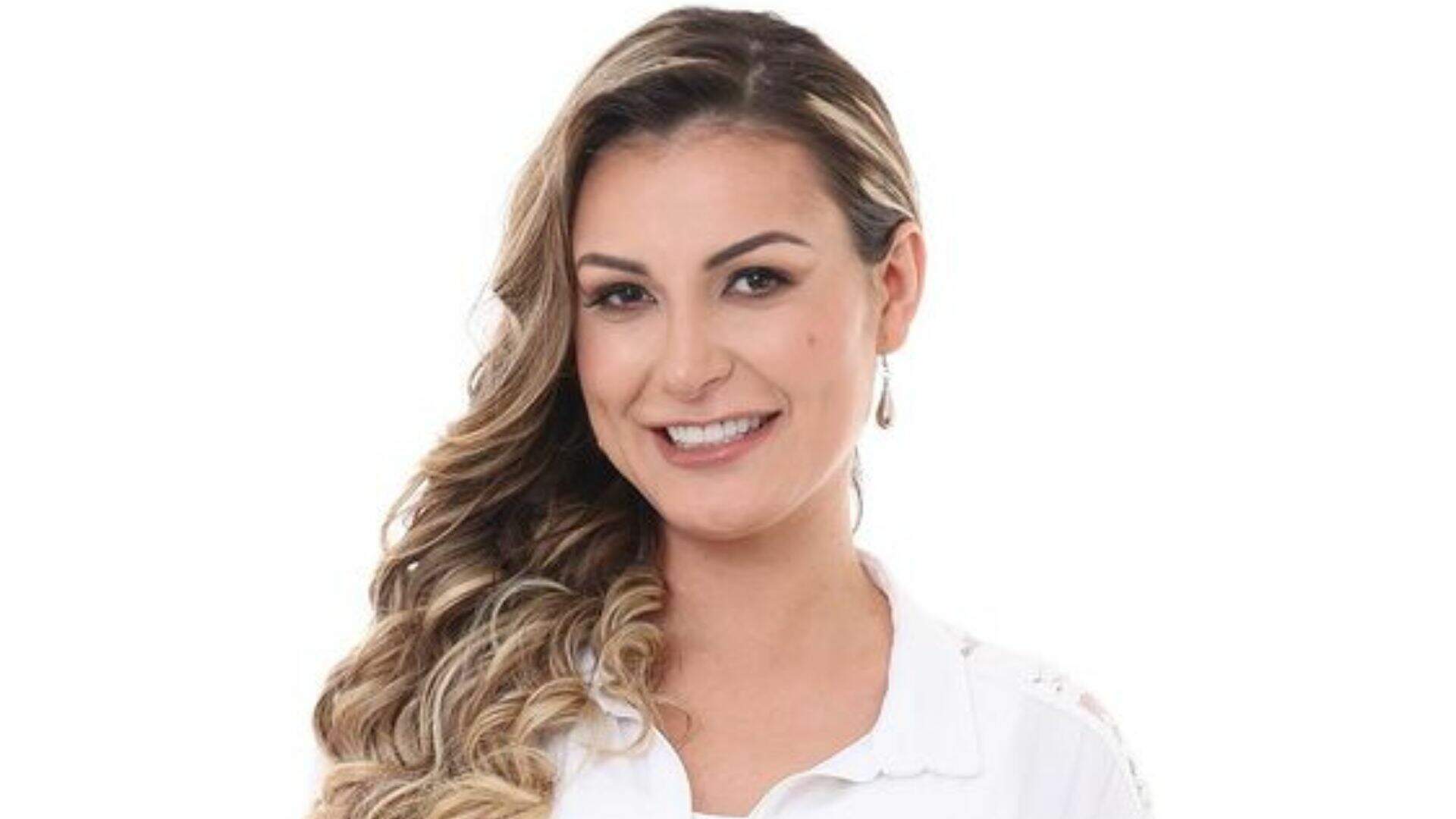 Andressa Urach fica em posição de cachorrinha na cama e coloca rabinho de coelho bem no ‘meio’ - Metropolitana FM