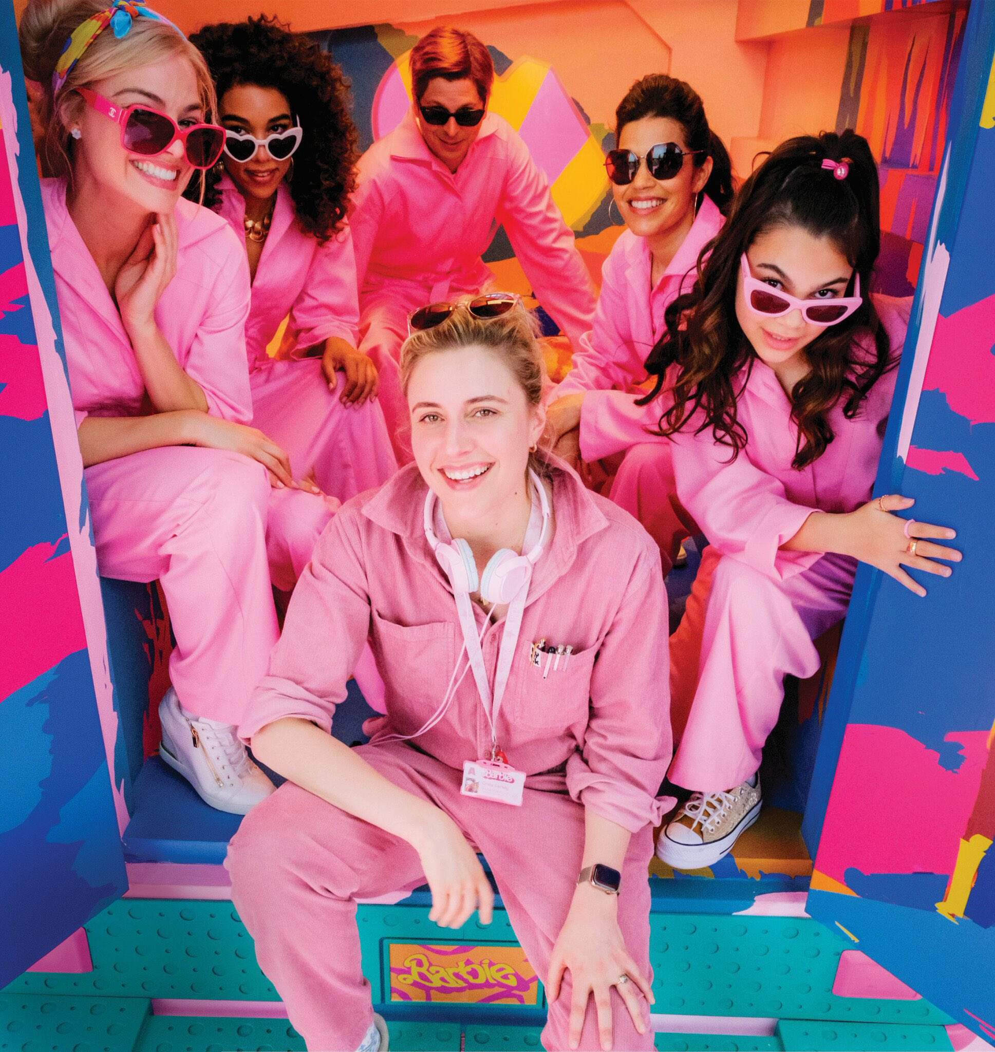 Margot Robbie, Alexandra Shipp, Michael Cera, America Ferrera, Ariana Greenblatt e Greta Gerwig nos bastidores de "Barbie" (Foto: Reprodução/Warner Bros.)