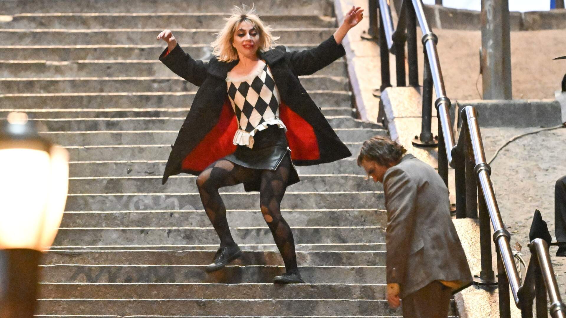 Joker: Folie à Deux: Diretor de fotografia revela relacionamento controverso com Lady Gaga em set: “Há algo estranho acontecendo aqui” - Metropolitana FM