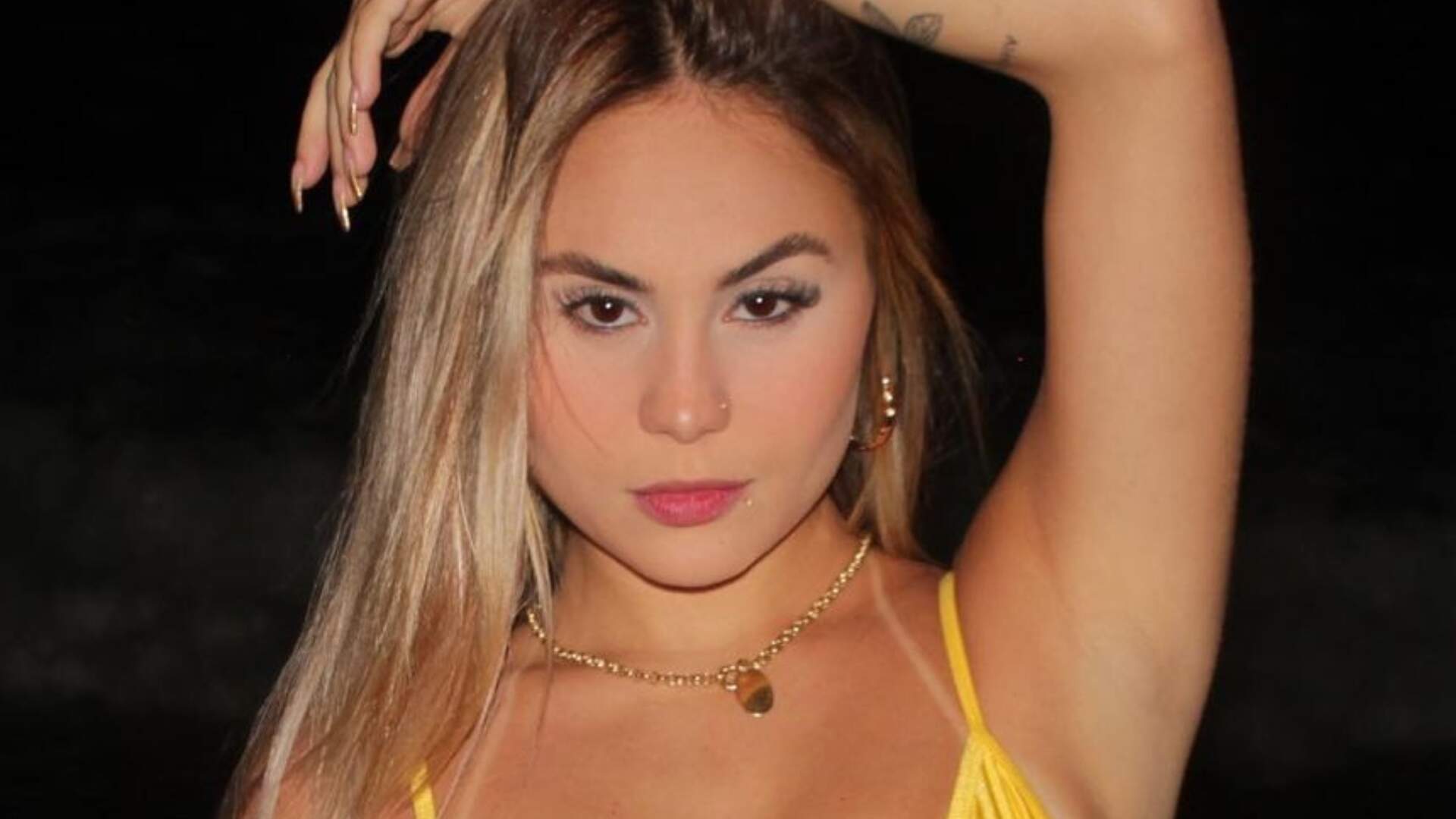 Sexy: Lara Richard, amiga de MC Mirella, abusa de fio-dental minúsculo e dá zoom em ‘bumbum’ GG