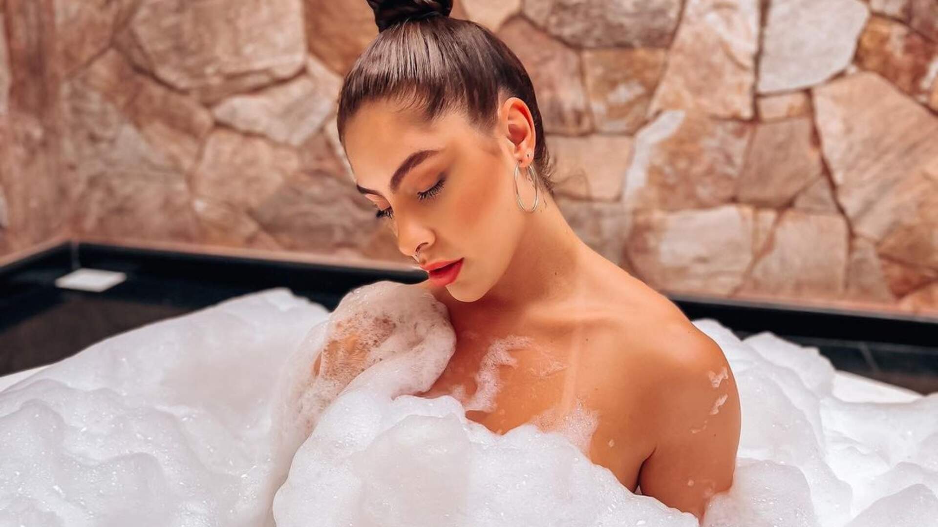 Sexy: Manuela Luisa puxa lingerie até o limite e quase mostra volume proibido de lugar íntimo - Metropolitana FM