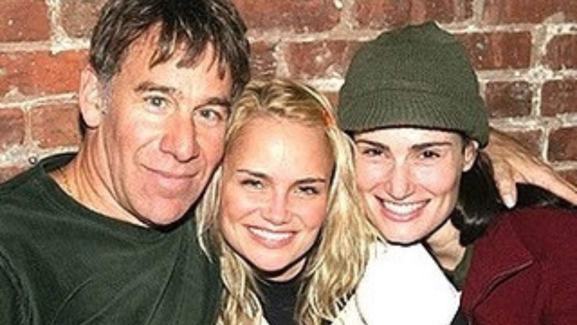 Stephen Schwartz com Kristin Chenoweth e Idina Menzel, a Glinda e Elphaba do cast original de "Wicked" da Broadway (Foto: Reprodução/Instagram)