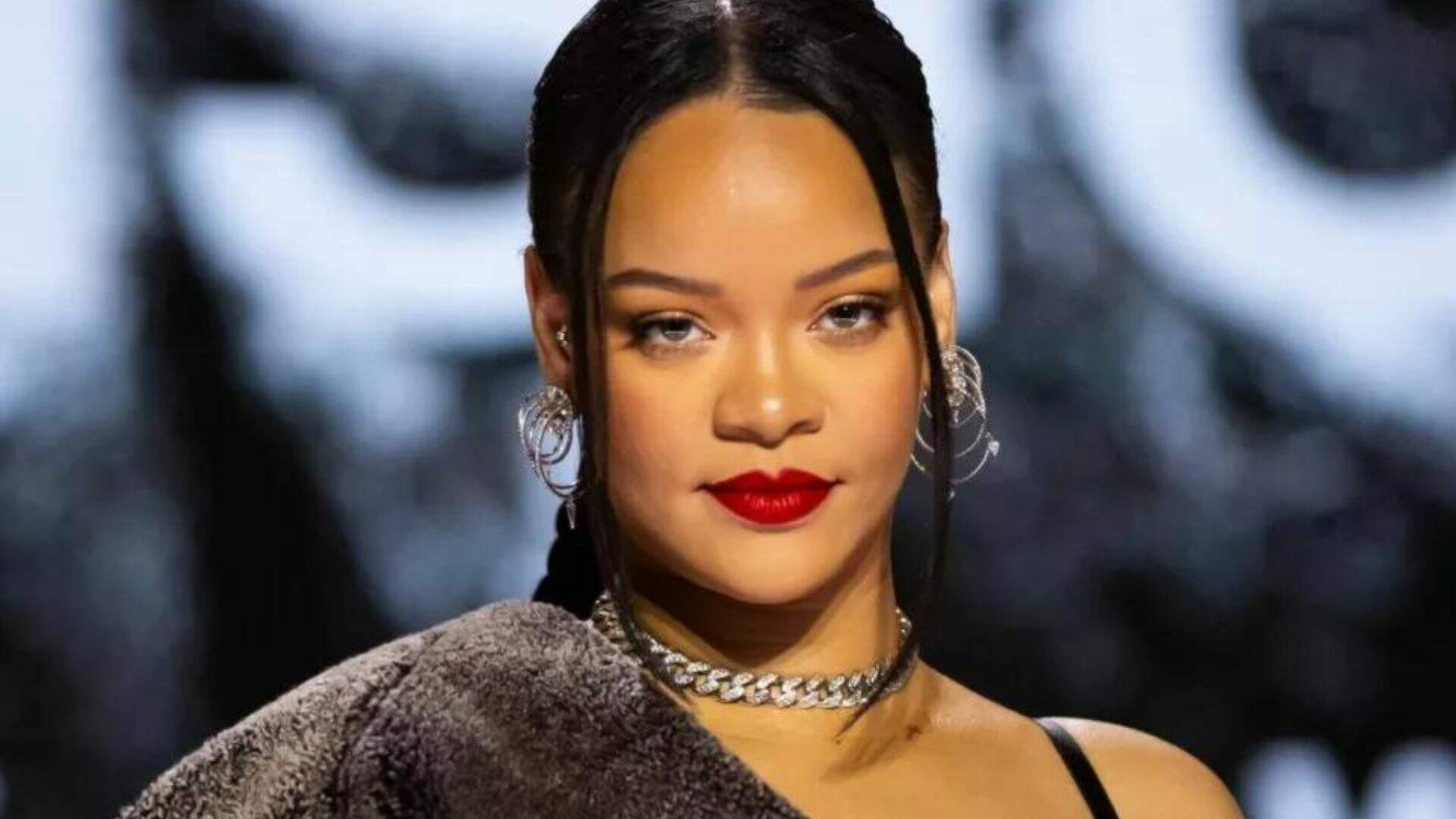 Na reta final da gravidez, Rihanna aposta em look revelador e exibe barrigão em novo flagra