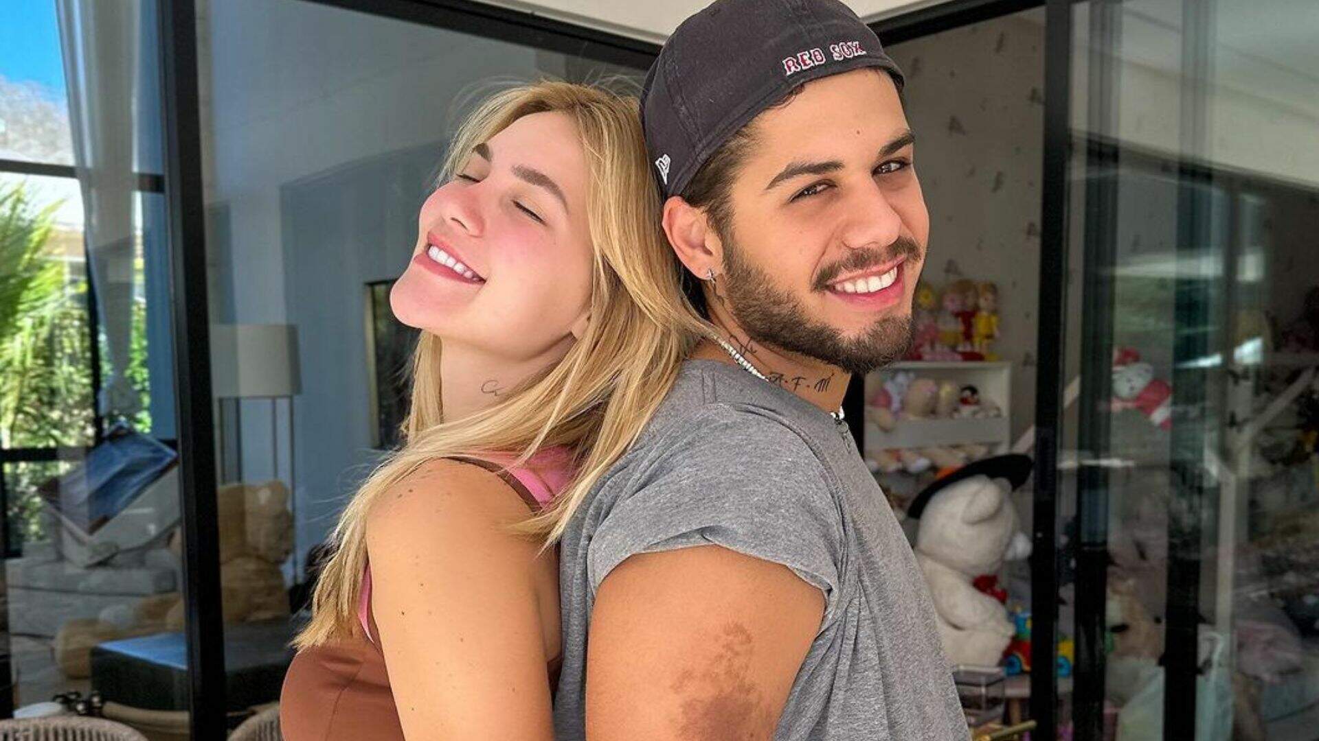 Prova de amor! Virginia Fonseca e Zé Felipe celebram seu relacionamento com tatuagens idênticas - Metropolitana FM