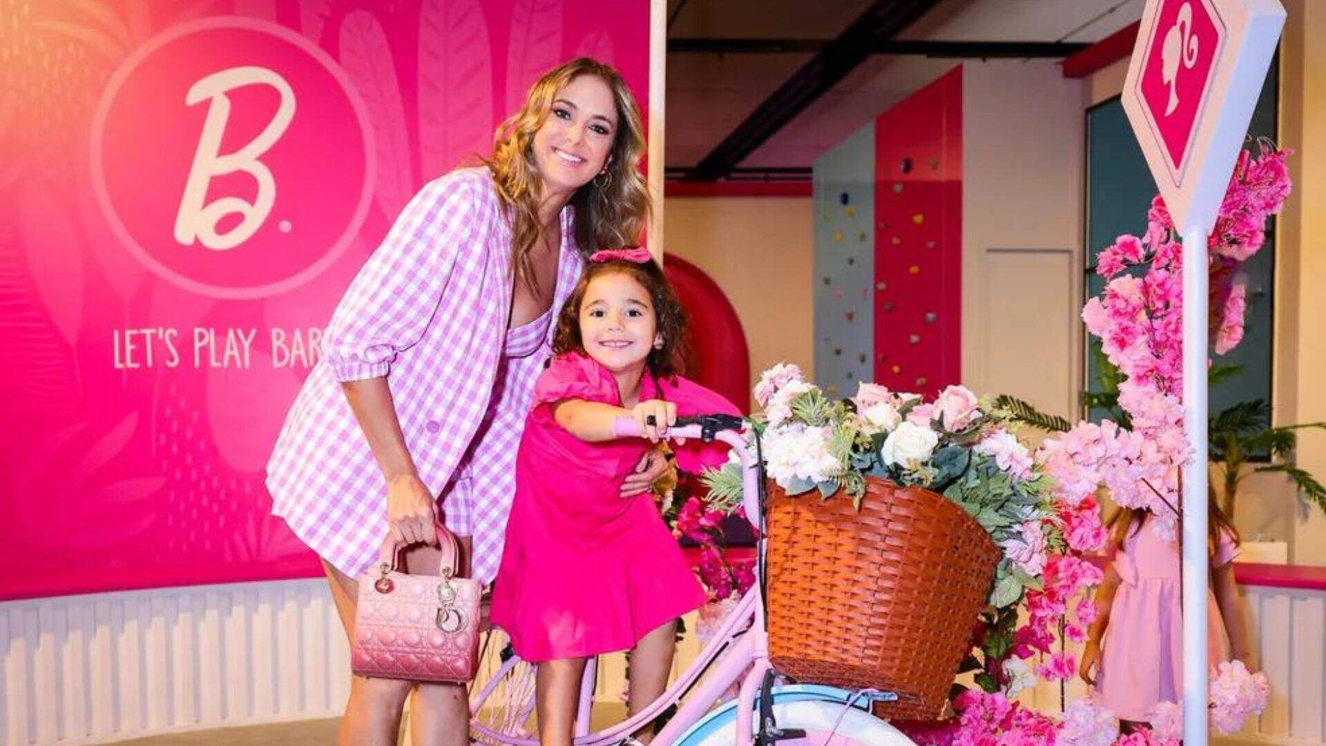 Ticiane Pinheiro e sua filha caçula se jogam na tendência barbiecore para conferir exposição
