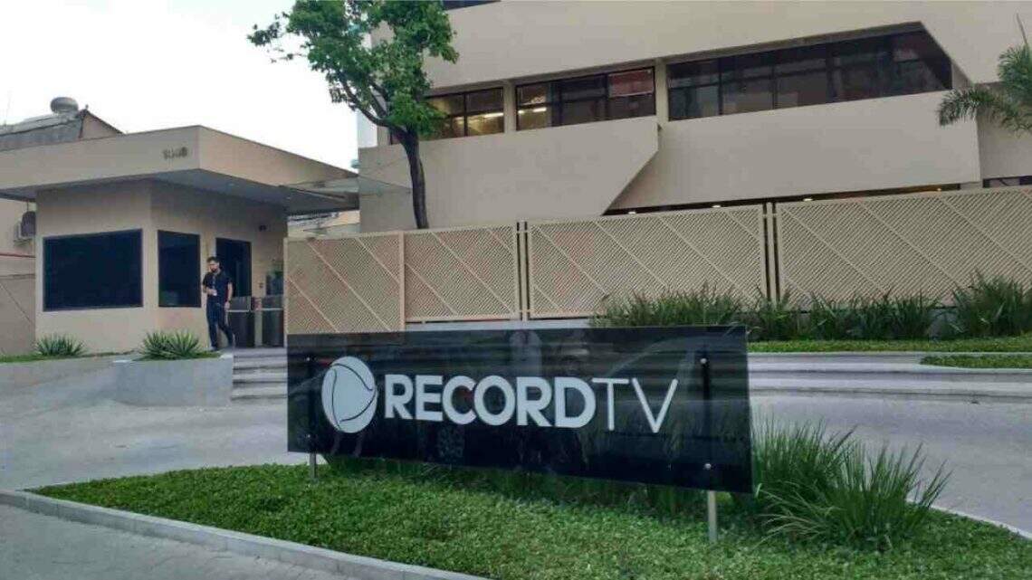 Após demissão em massa, RecordTV volta atrás e recontrata jornalistas por conta de irregularidades - Metropolitana FM