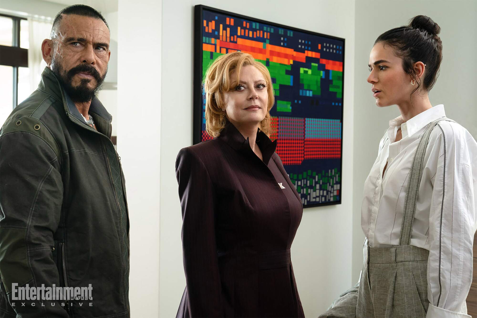 Susan Sarandon é Victoria Kord, Raoul Max Trujillo é Carapax e Bruna Marquezine é Jenny Kord em “Besouro Azul” (Foto: Hopper Stone/SMPSP)