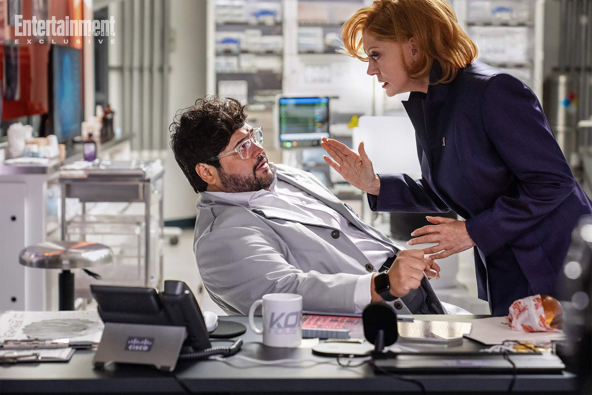 Victoria Kord é Susan Sarandon e Harvey Guillén é Dr. Sanchez em “Besouro Azul” (Foto: Hopper Stone/SMPSP)