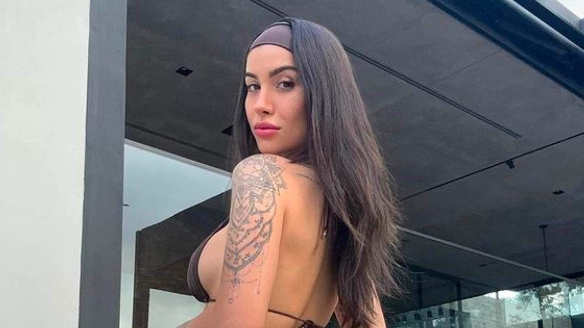 Bianca Andrade ostenta seios volumosos em biquíni mínimo, dá empinada ousada e deixa escapar tatuagens íntimas