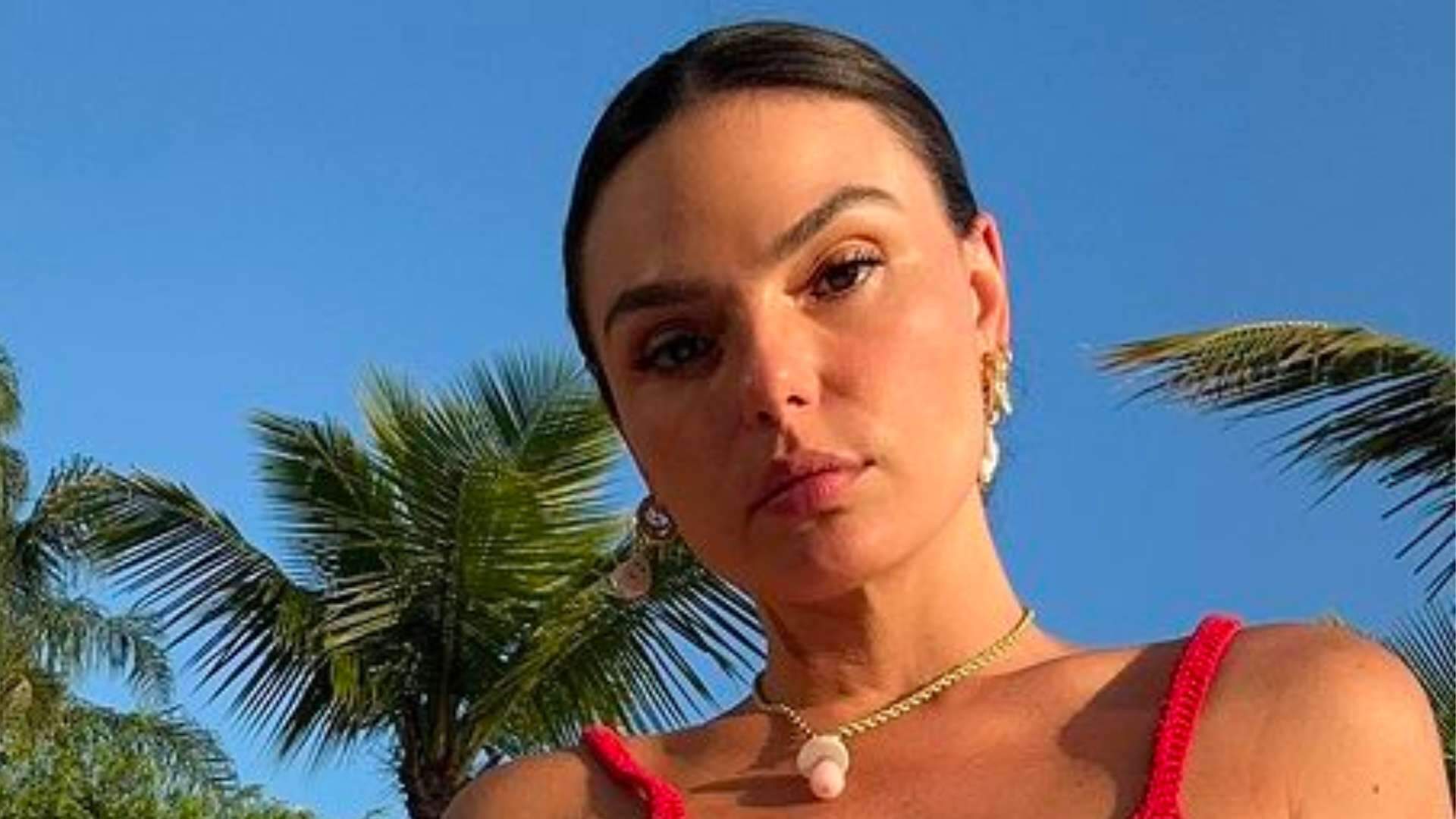 Com biquíni mínimo deixando parte dos seios à mostra, Isis Valverde puxa calcinha no limite em passeio de lancha - Metropolitana FM