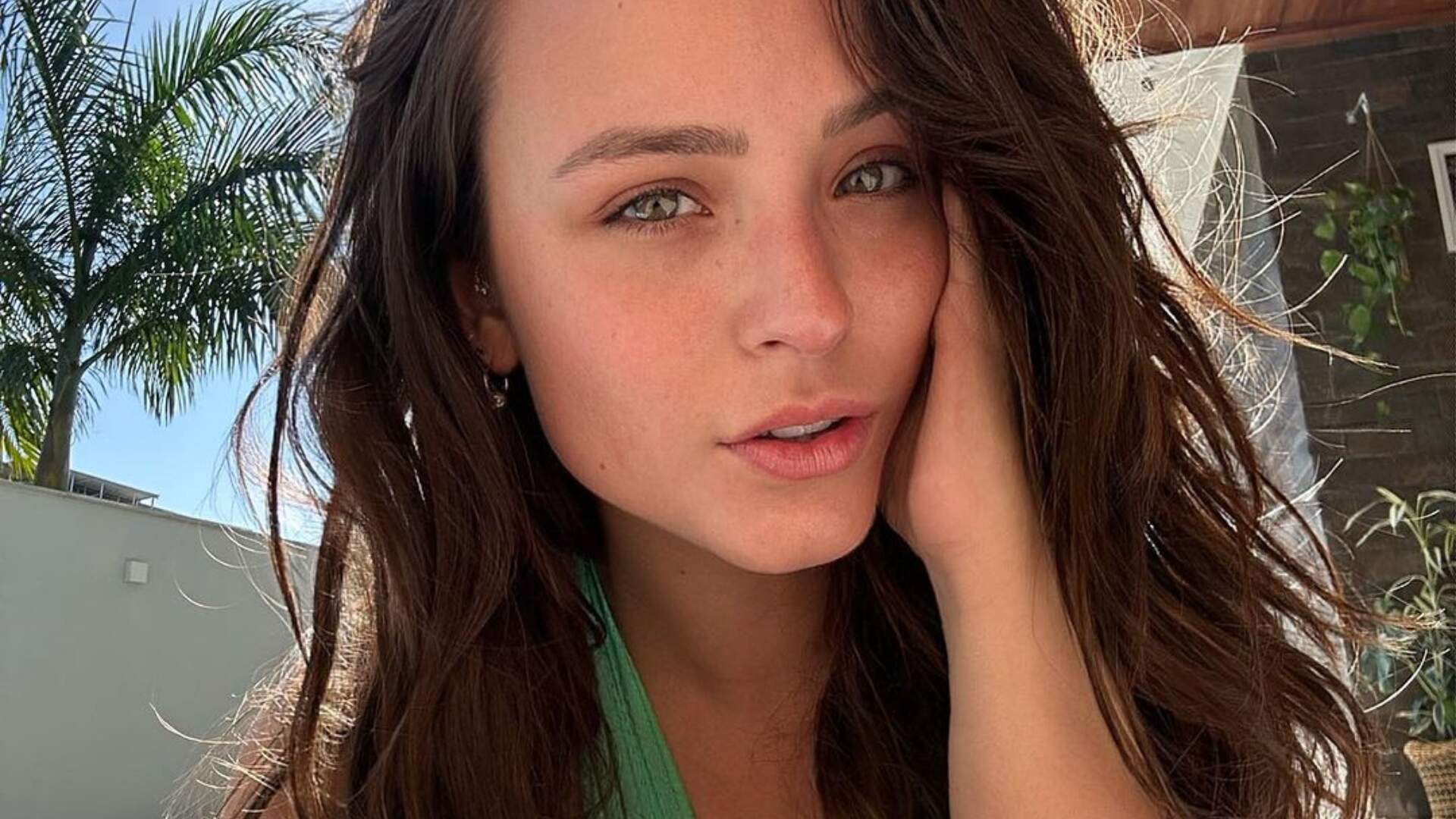 Sem filtros, Larissa Manoela posa de biquíni enquanto renova o bronzeado e dá zoom onde não devia - Metropolitana FM